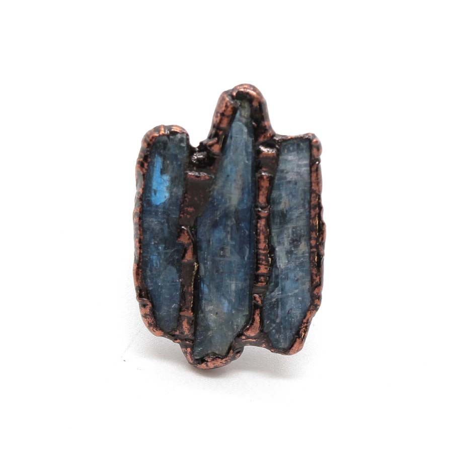 Blue crystal three stone edging