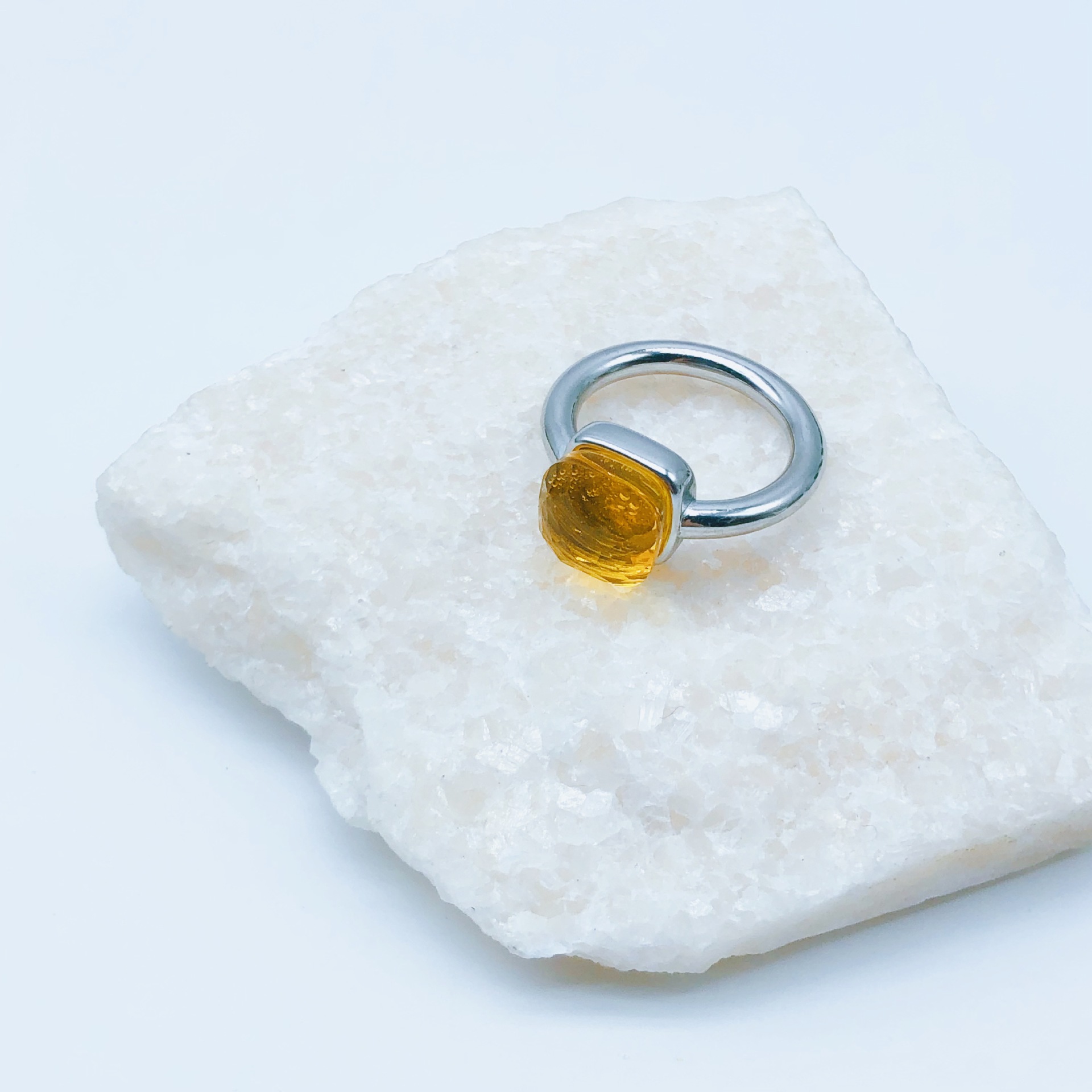 Steel color: November-golden yellow