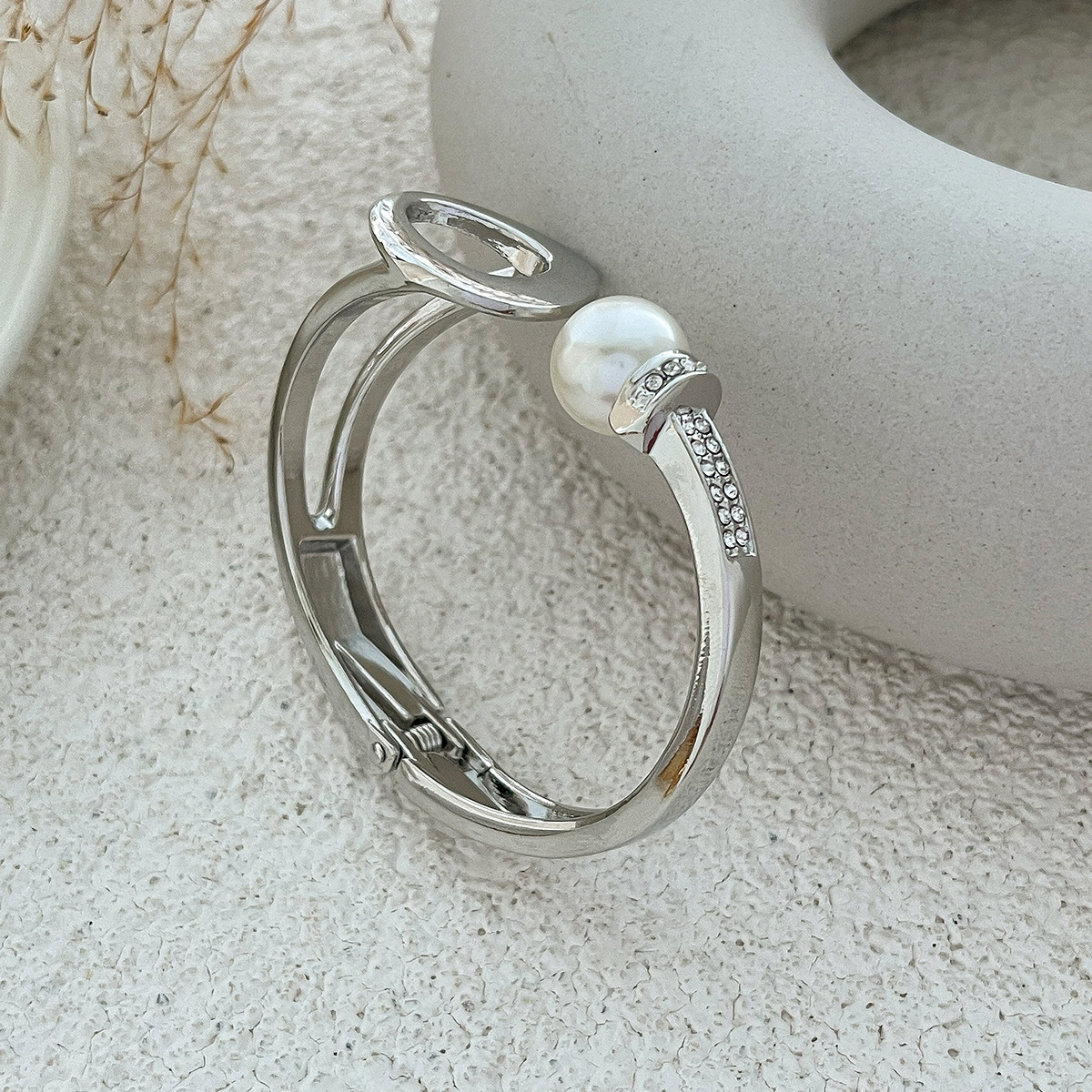 01 bracelet white k 2636