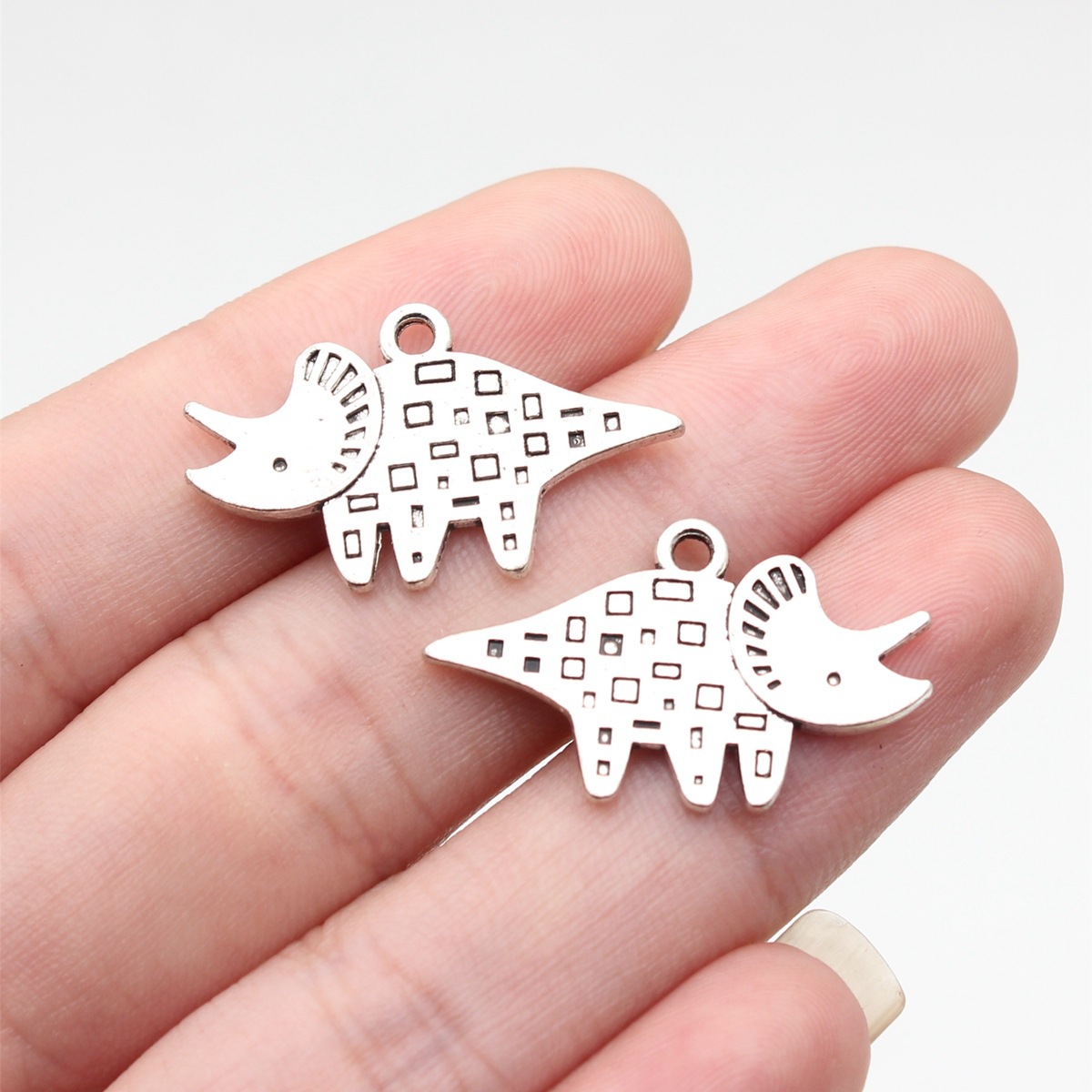 Triceratops_28x17mm_ancient silver_b18244_w28-b32