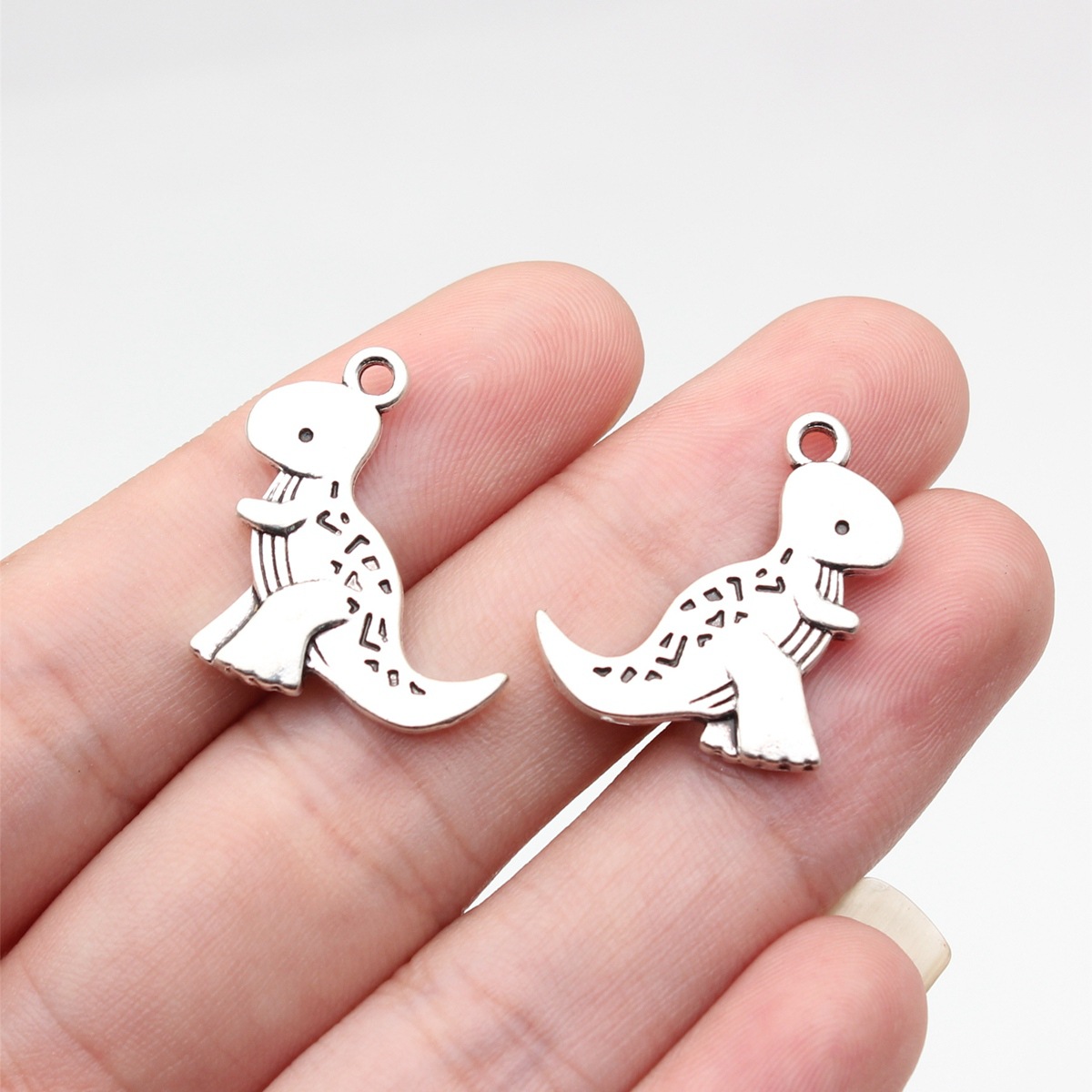 Tyrannosaurus rex_22.5x19.3mm_ancient silver_b18248_w28-b38