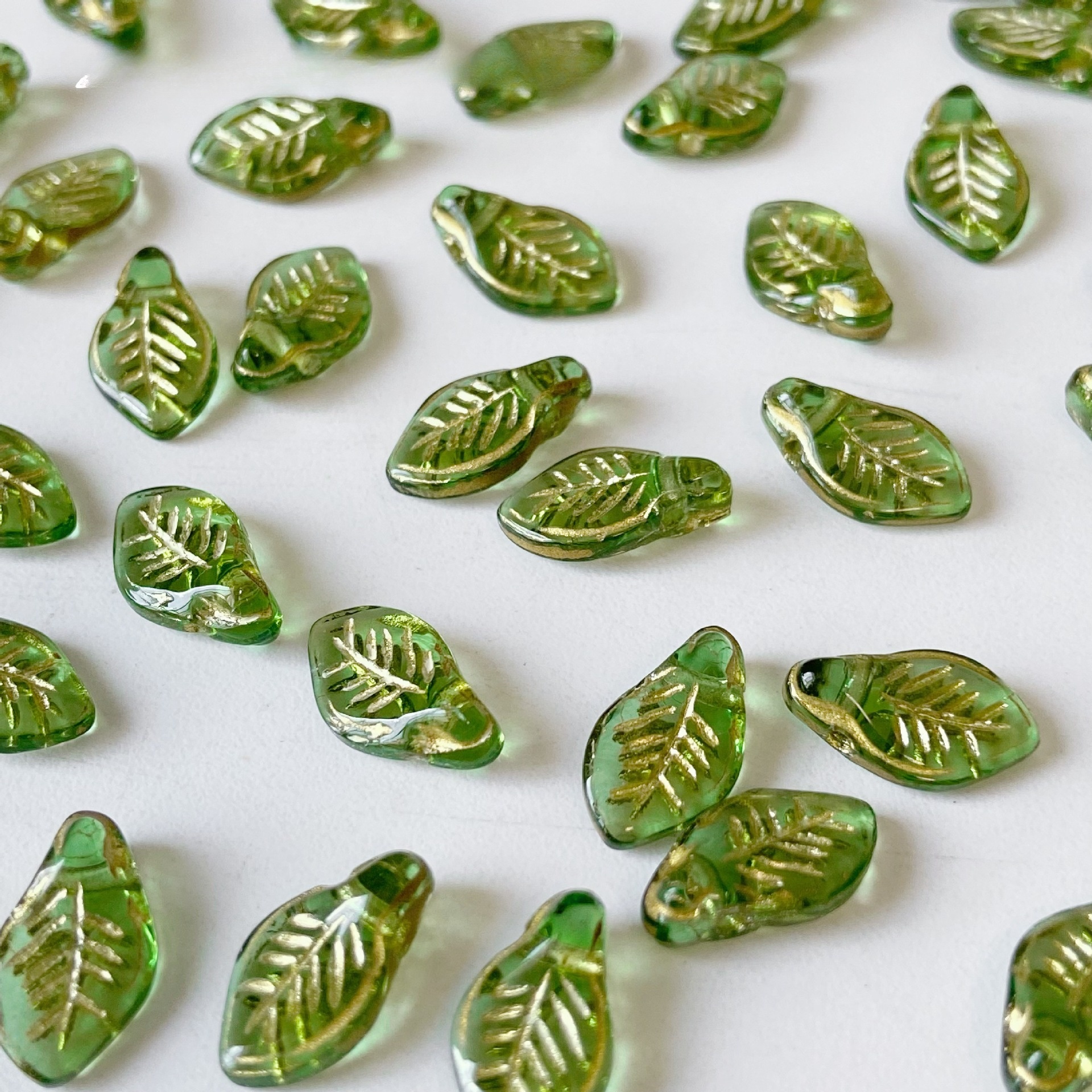 25 styles of dark green leaves (1 piece)