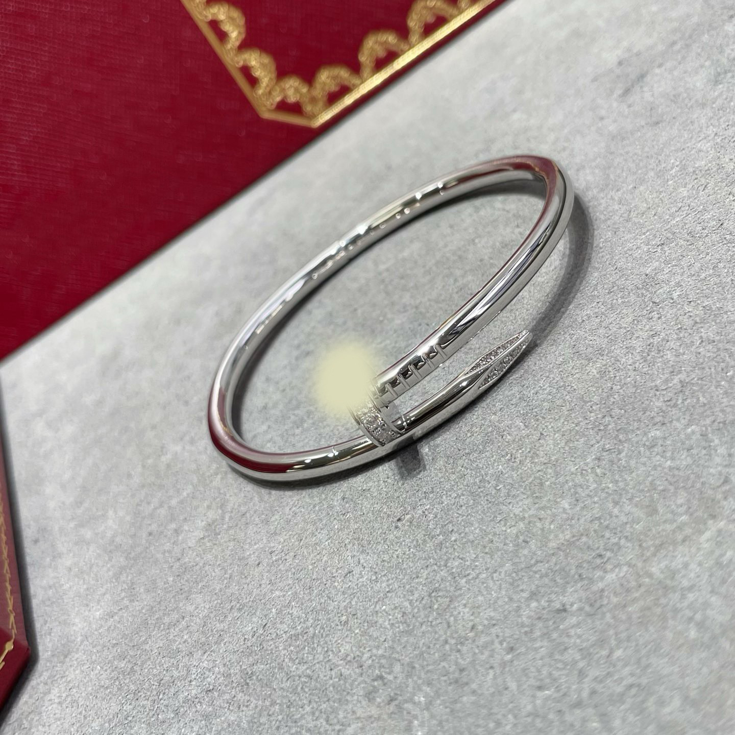 Head and tail diamond silver