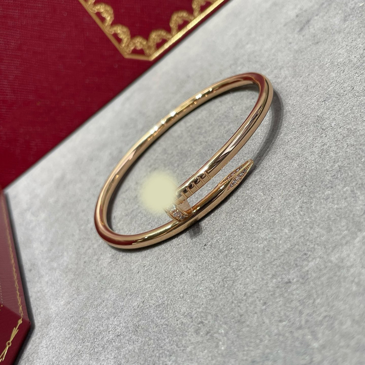 Head and tail diamond rose gold