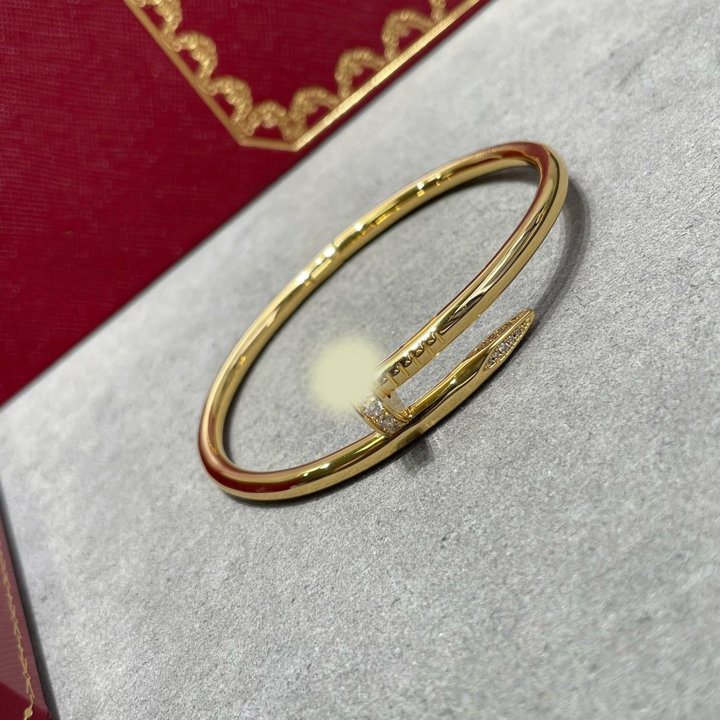 Head and tail diamond gold