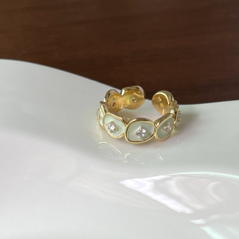 A golden drop of oil [milky white] J0049