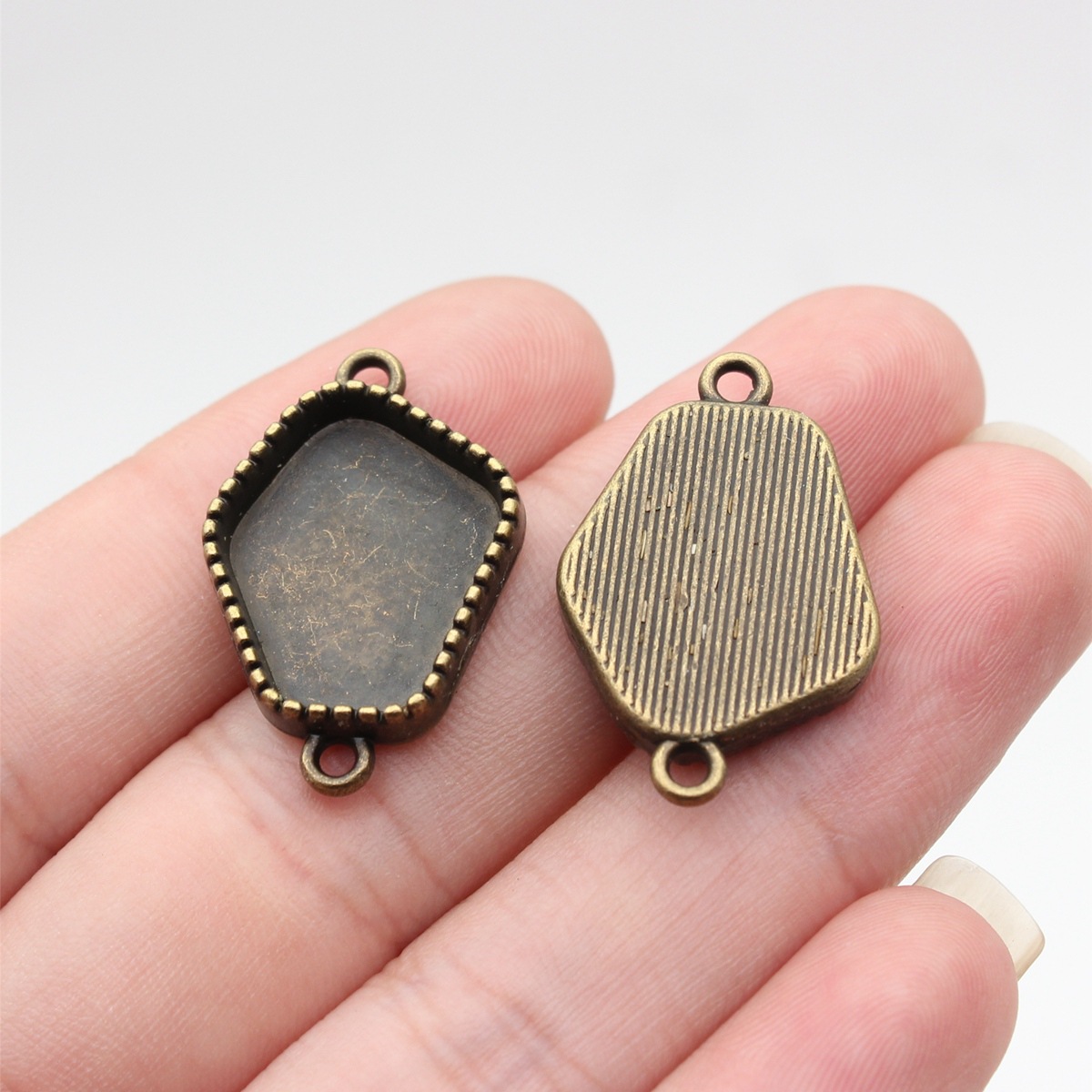 Outer diameter 27x18mm, inner diameter 15x18mm_ancient bronze color_a13887_w21-i07