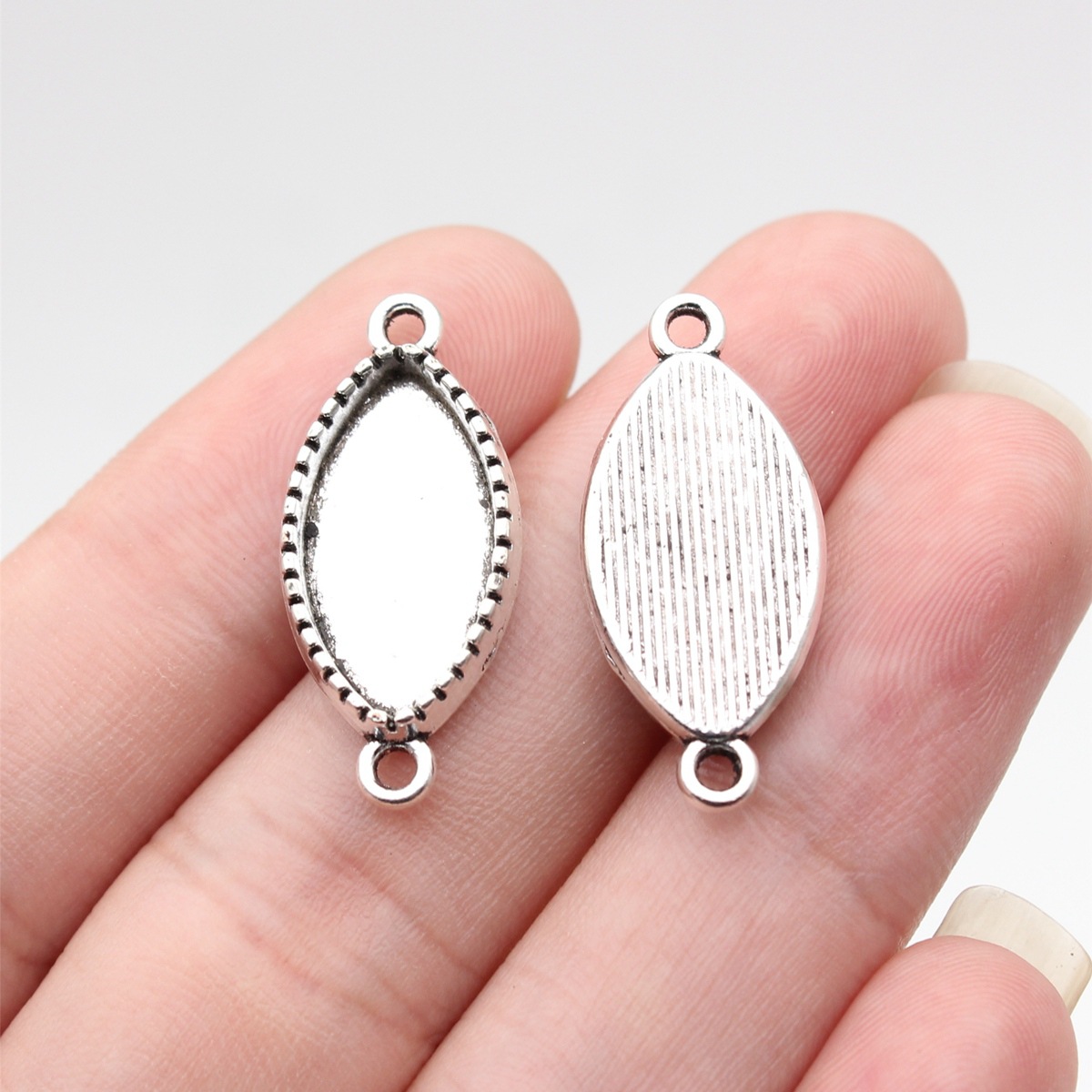 Outer diameter 27x12mm, inner diameter 17.8x9.4mm_ancient silver_b18142_w22-b09