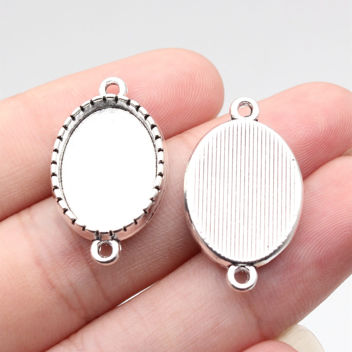 Outer diameter 27x16mm, inner diameter 13x18mm antique silver_b18145_w22-c03
