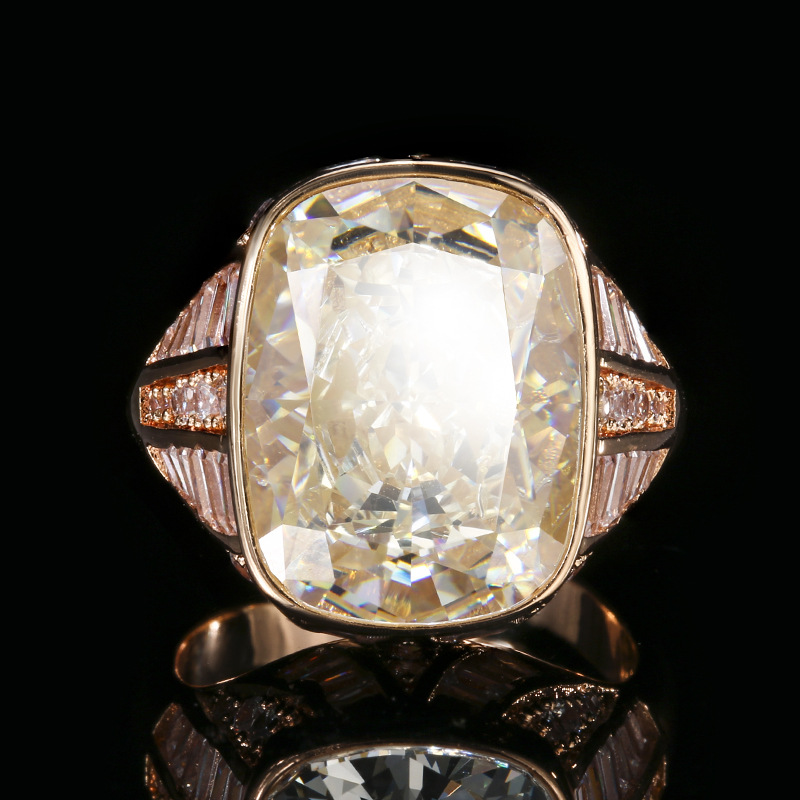 светло-желтого