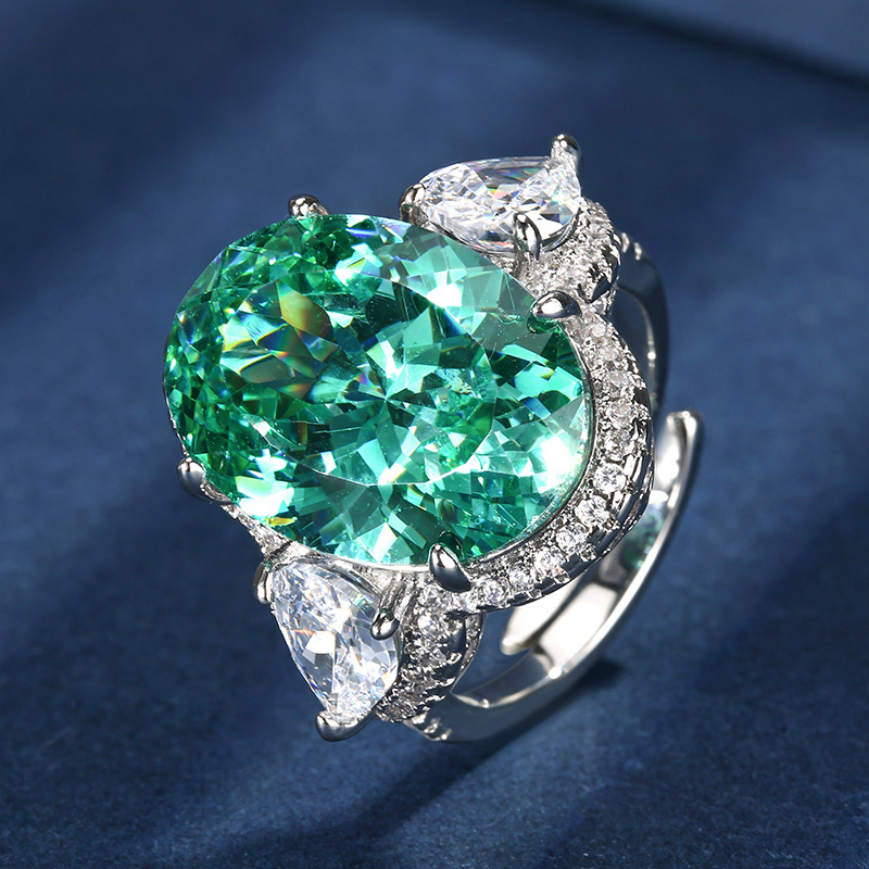 White gold para green ring