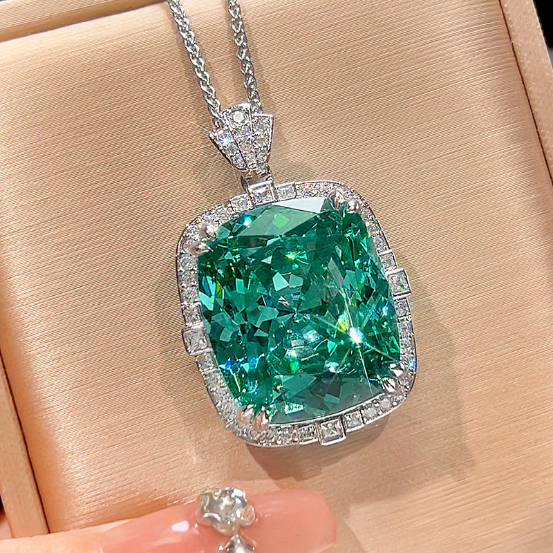 White gold para green pendant with chopard chain