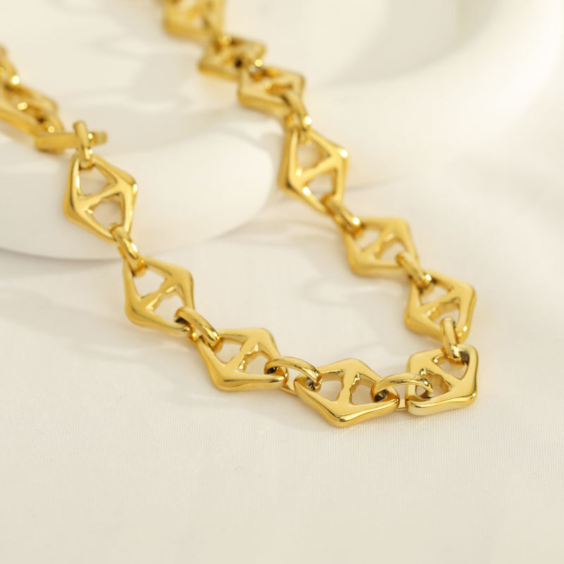 Necklace gold