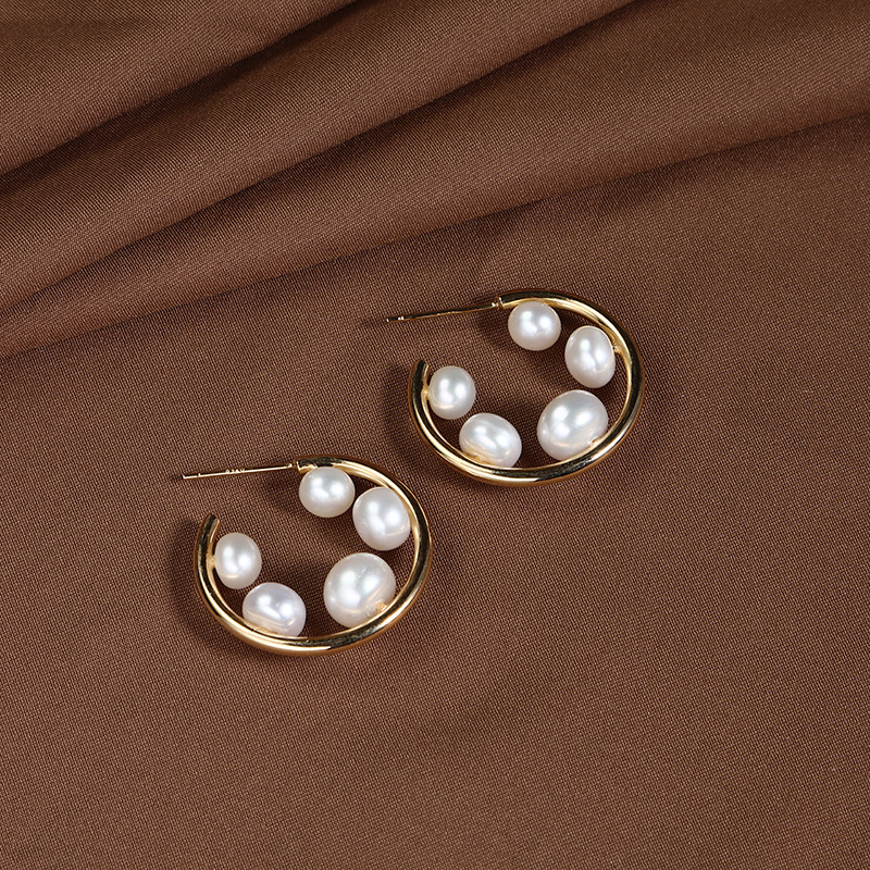 C- shaped pearl stud earrings