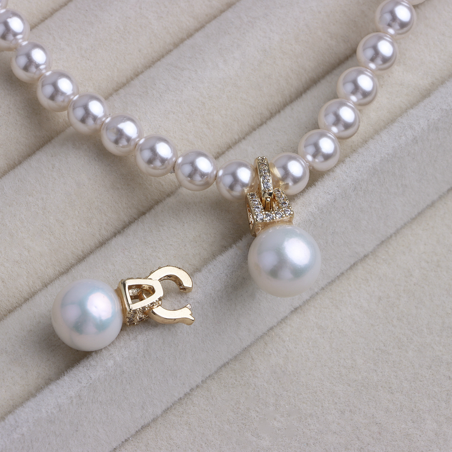 Gold single bead pendant 1 piece