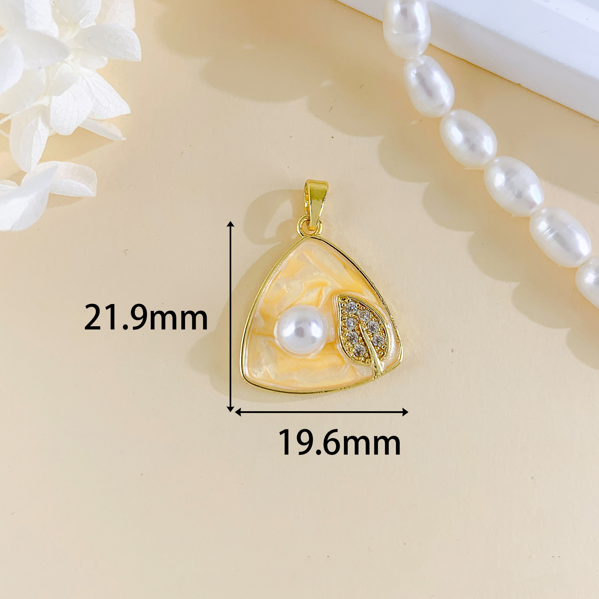 Xl4124 triangle leaf pendant golden yellow