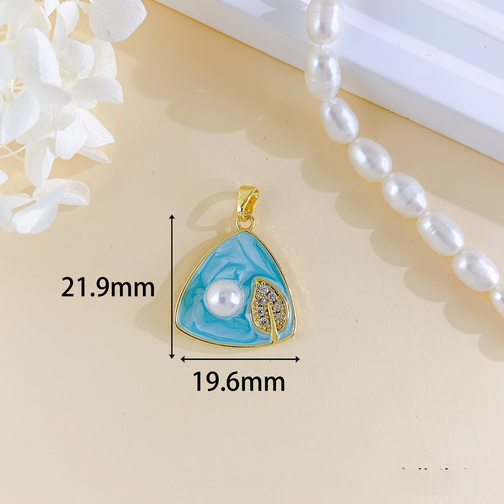 Xl4124 triangle leaf pendant gold light blue