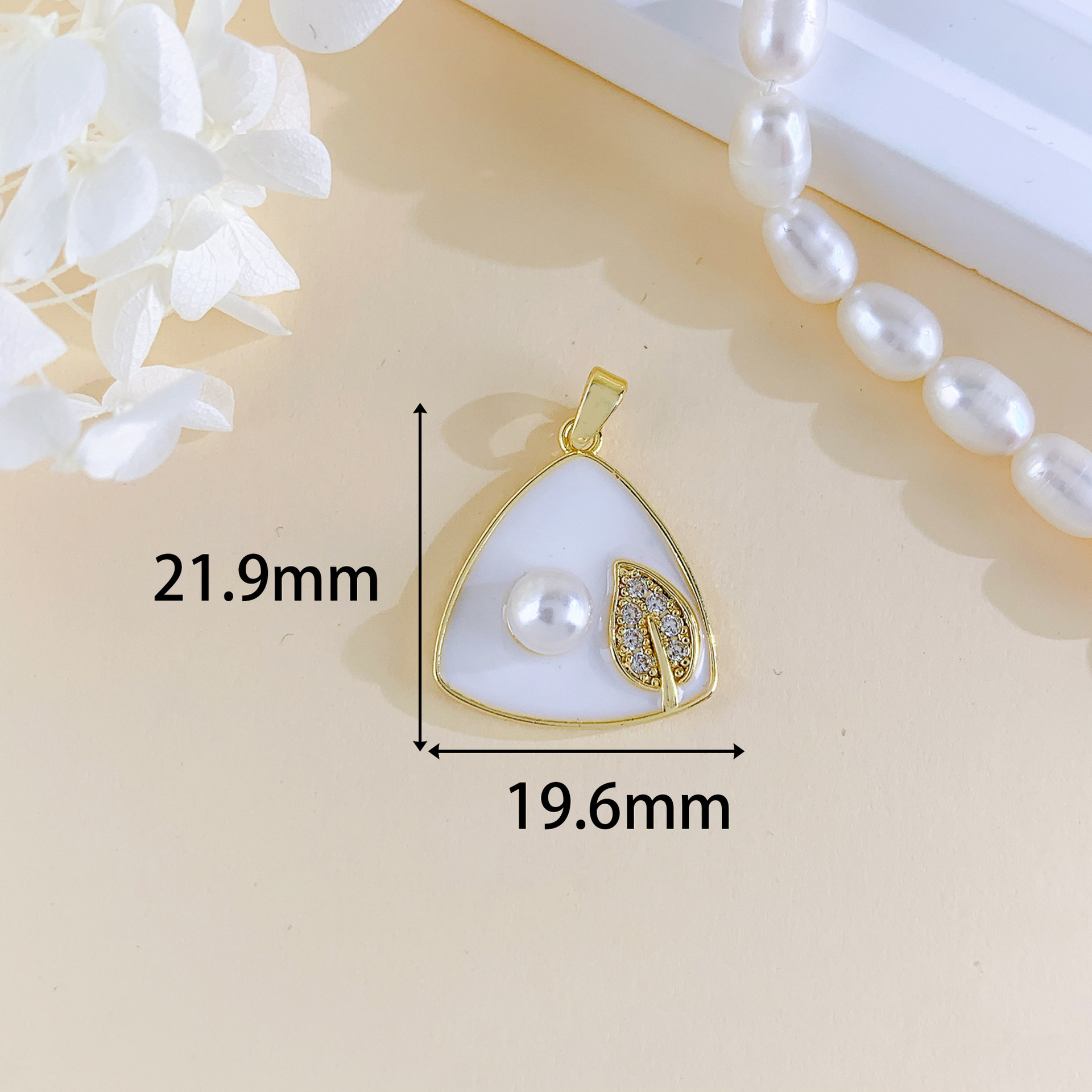 Xl4124 triangle leaf pendant gold white