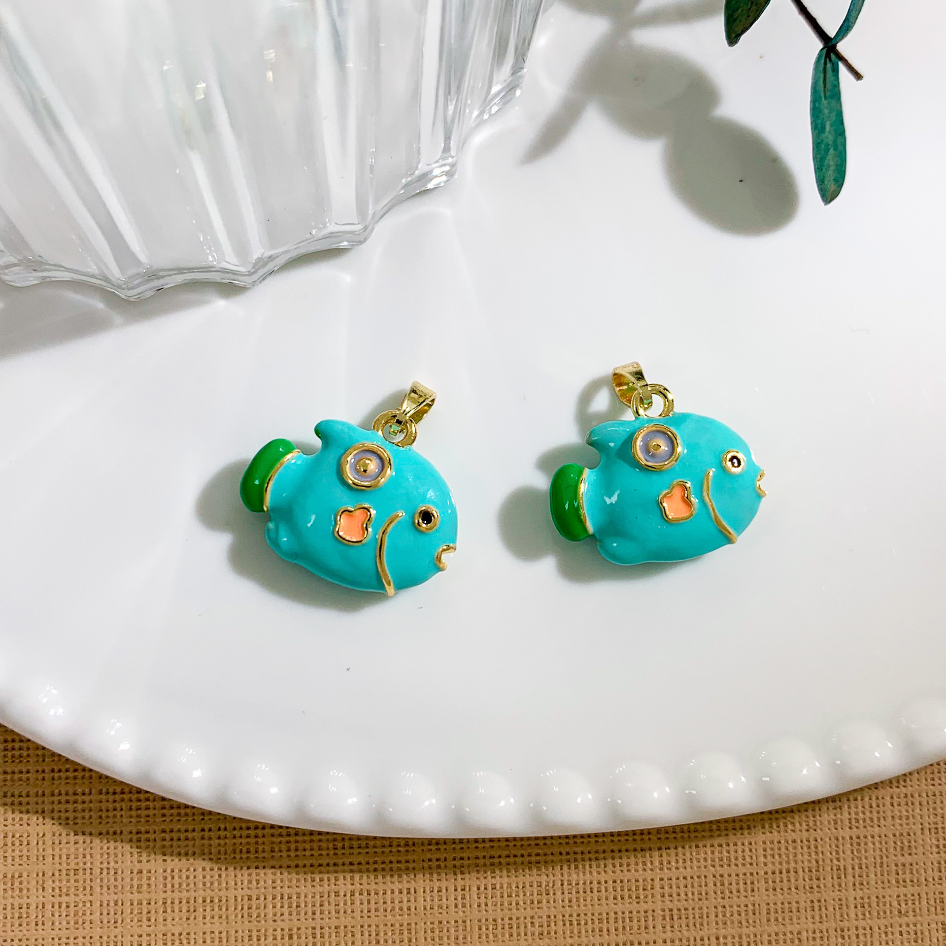 Xl4578 cute light green fish pendant gold