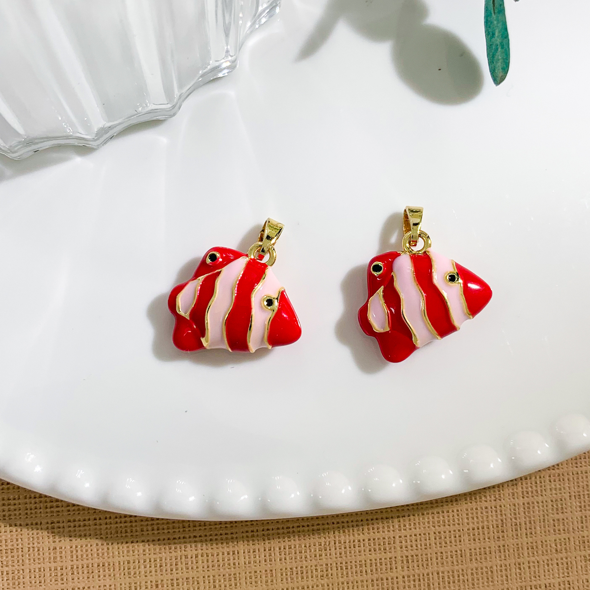 Xl4577 red tropical fish pendant gold