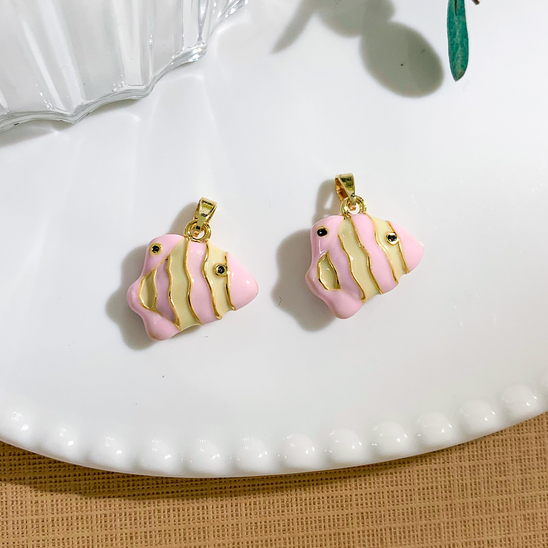 Xl4577 pink tropical fish pendant gold