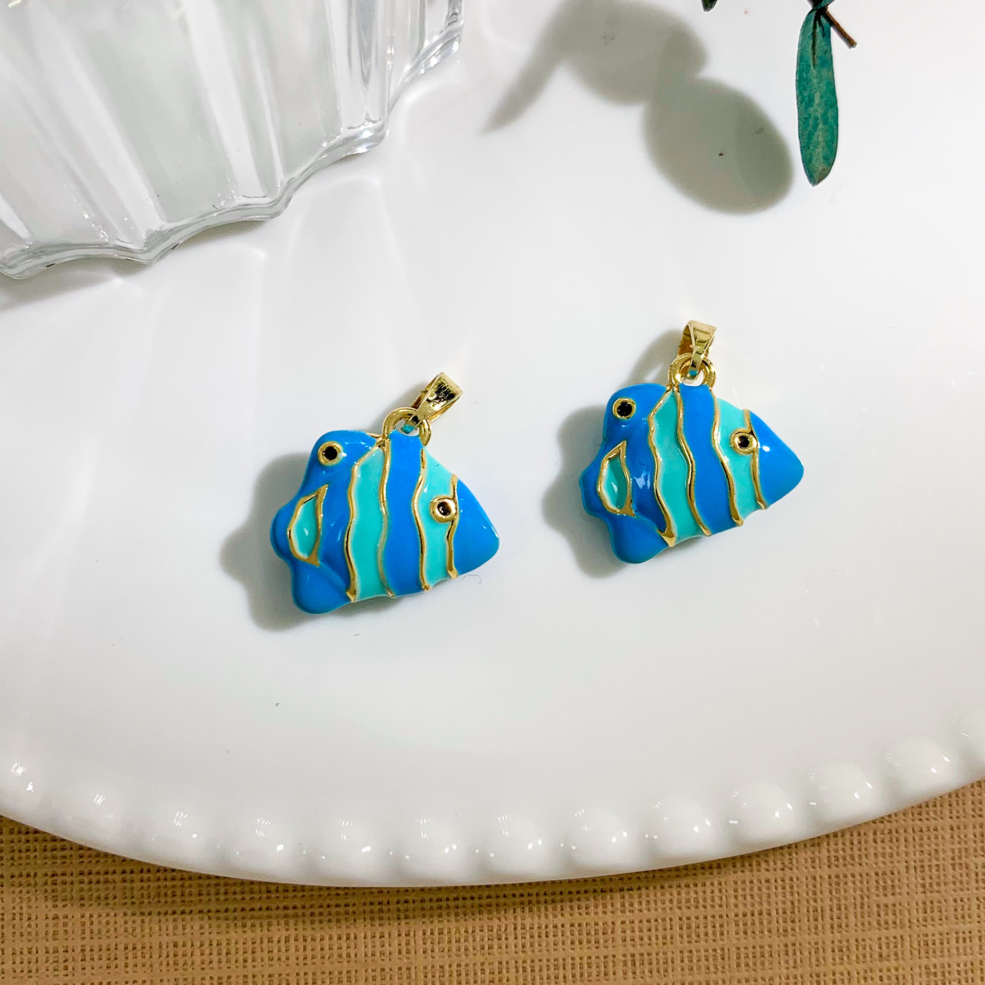 Xl4577 blue tropical fish pendant gold