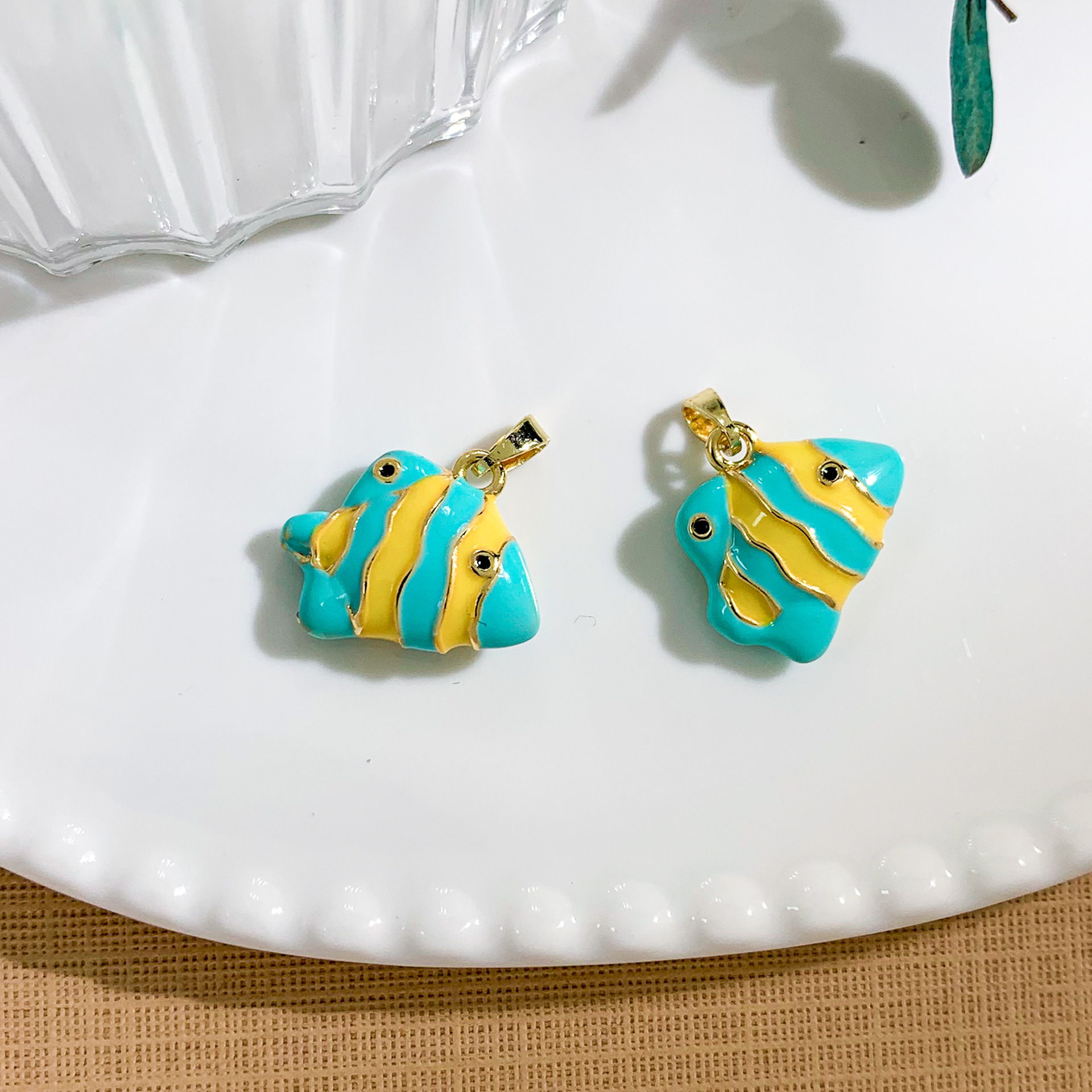 Xl4577 light green tropical fish pendant gold