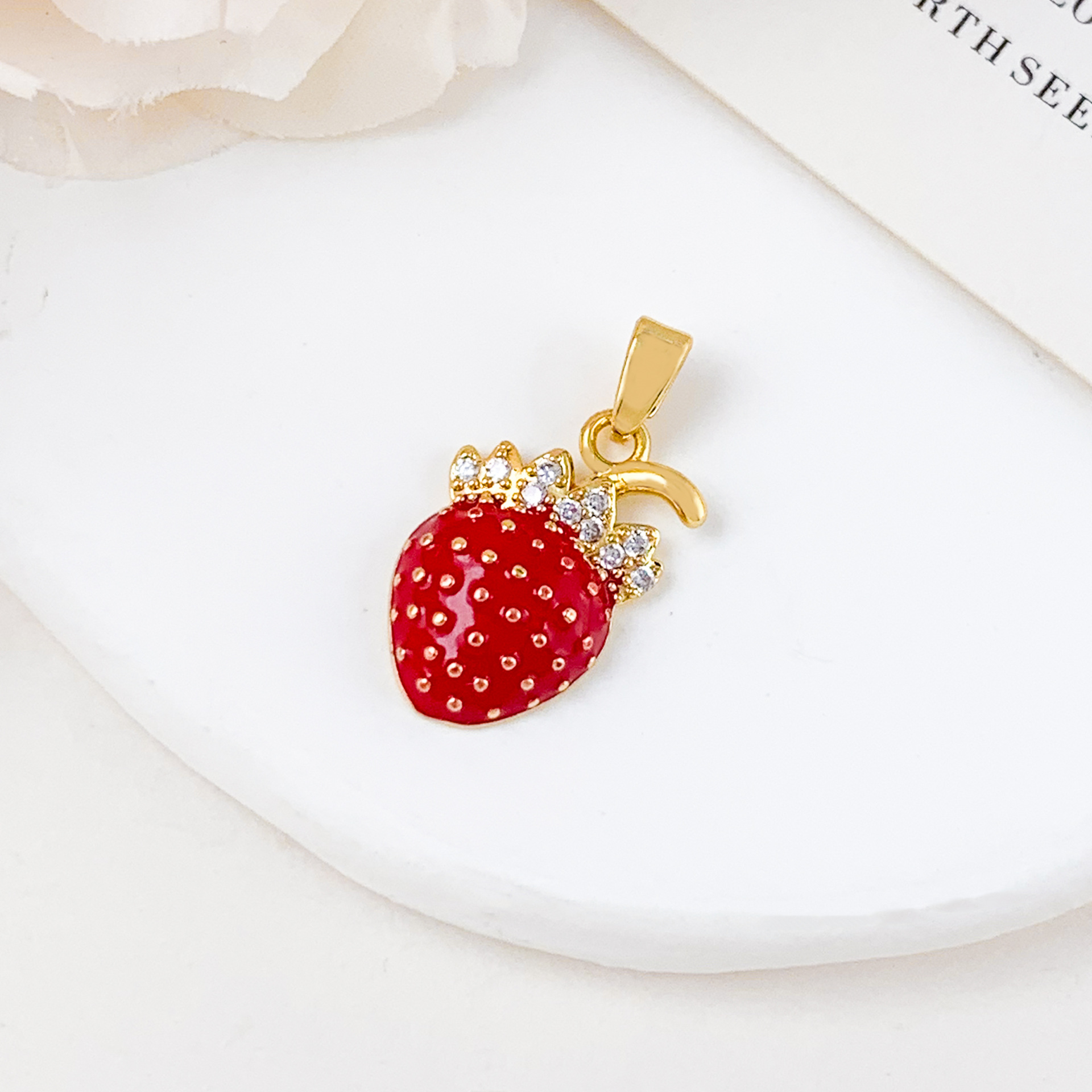 Xl662 strawberry pendant gold