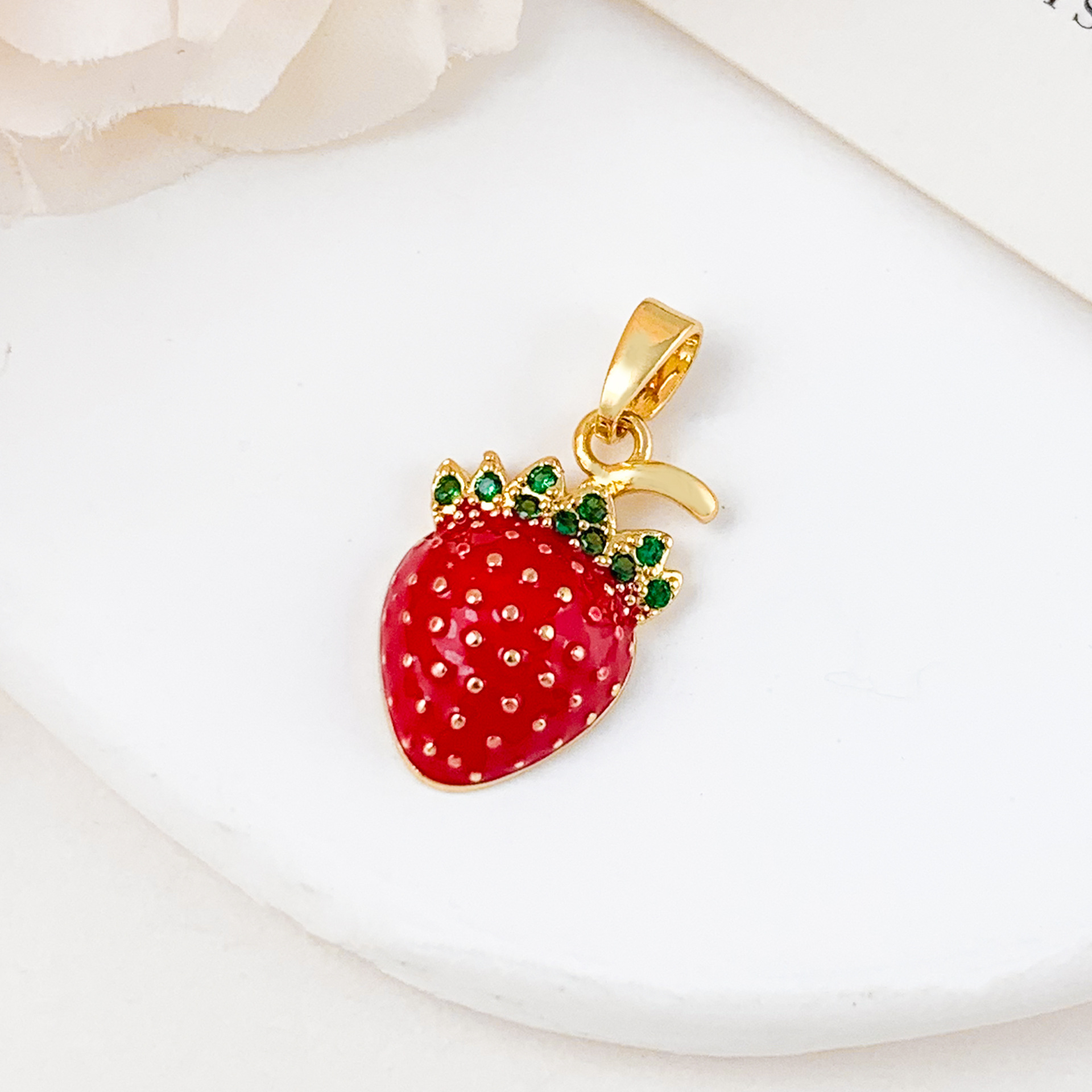 Xl662 green leaf strawberry pendant gold