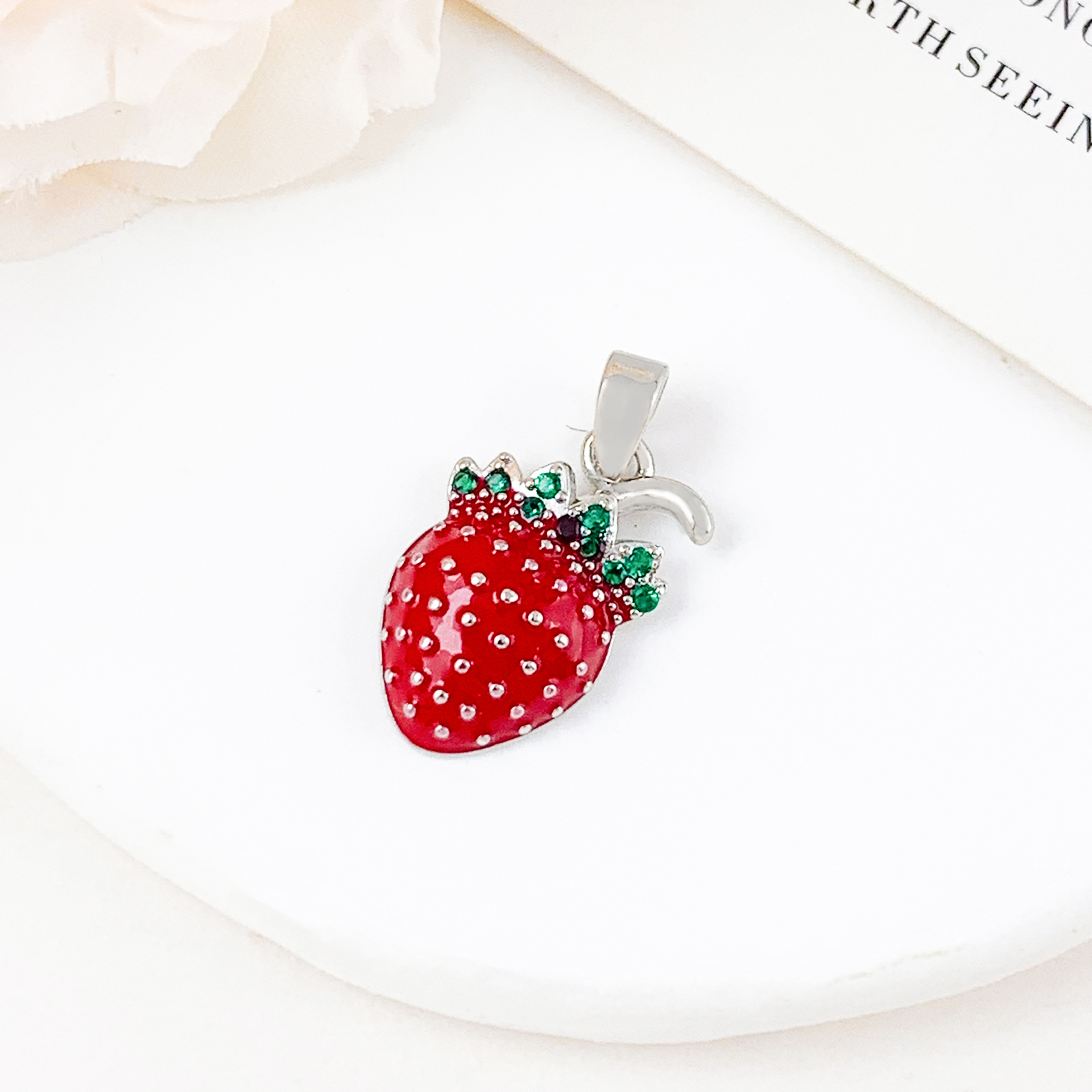 Xl662 green leaf strawberry pendant silver