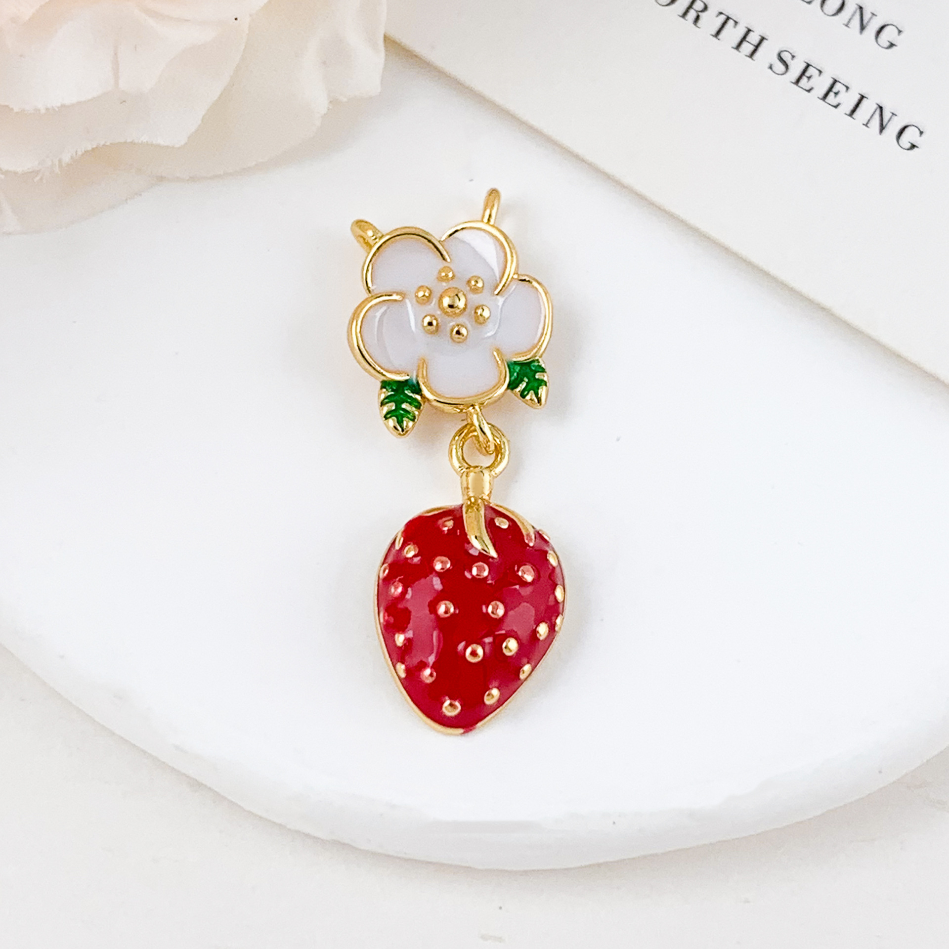 Xl3370 strawberry flower pendant gold