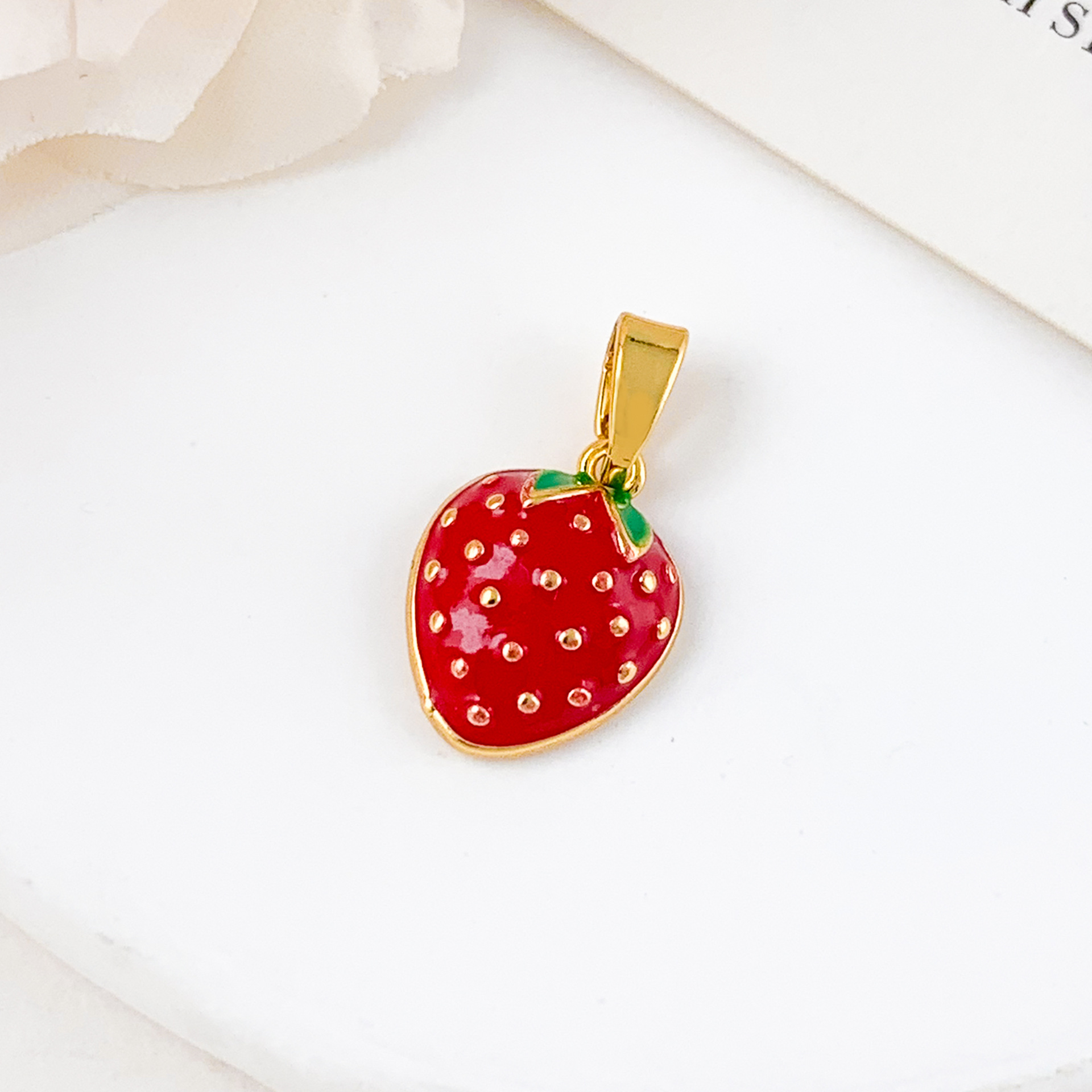 Xl3941 small strawberry pendant gold