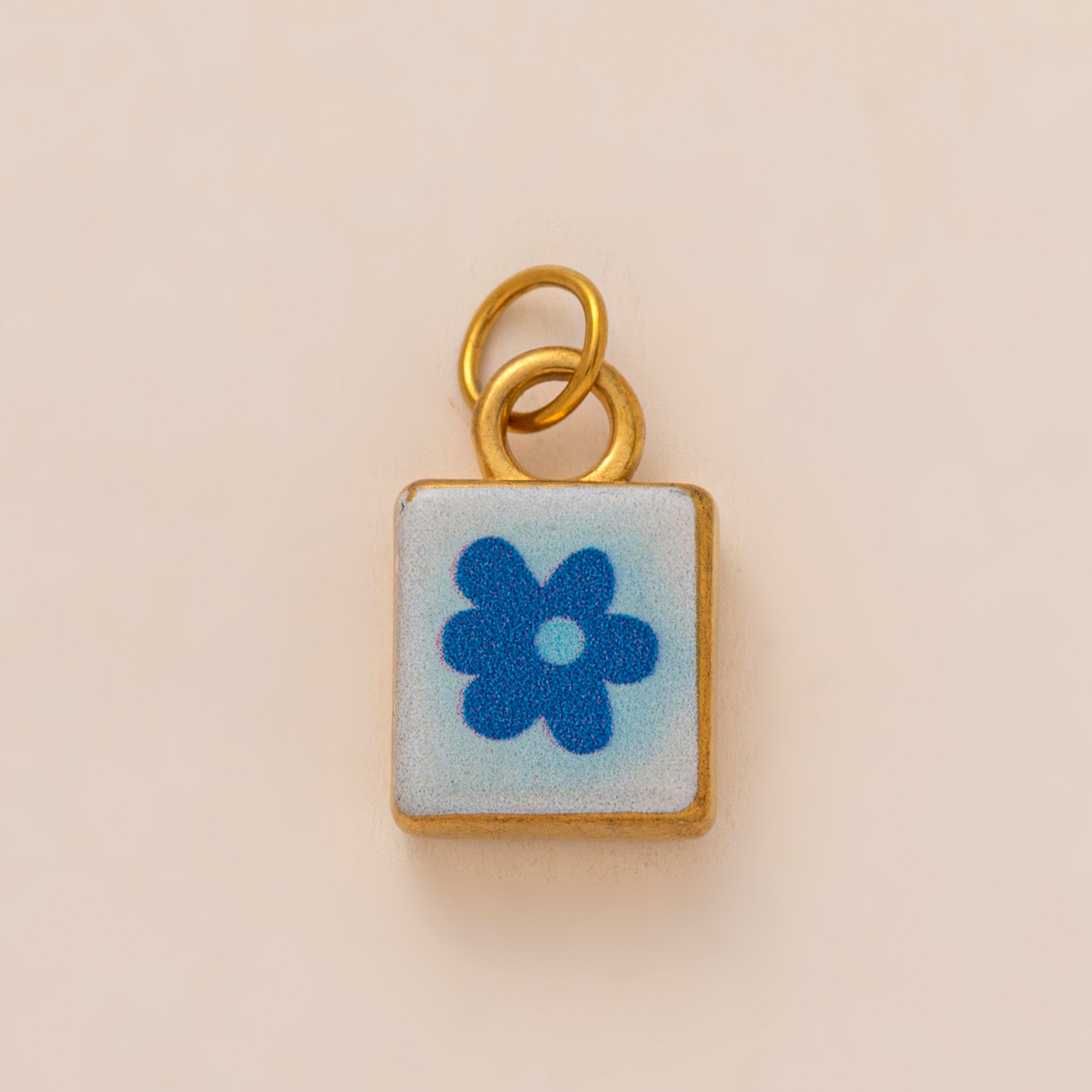 浅蓝花朵方块吊坠