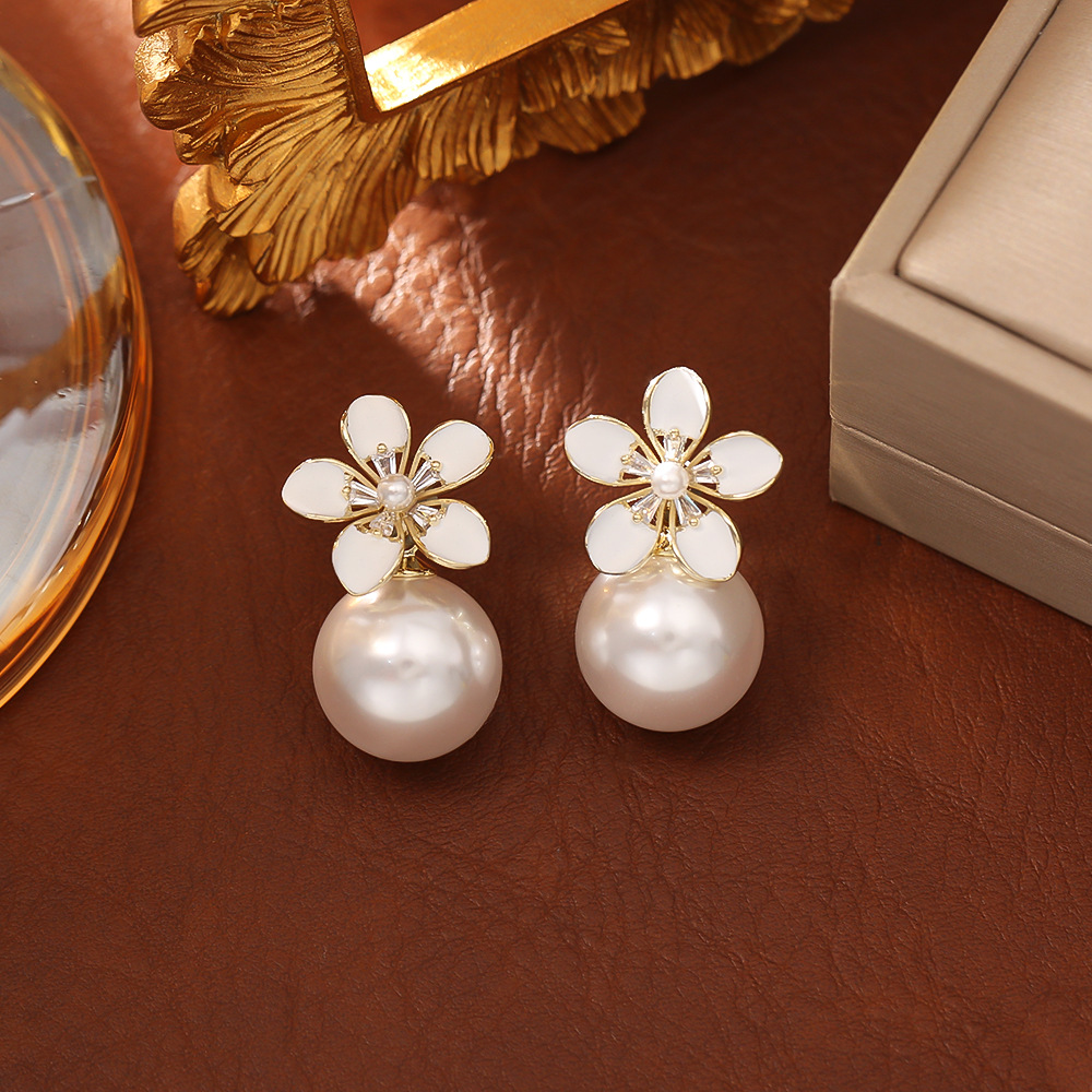 White flower pearl stud earrings