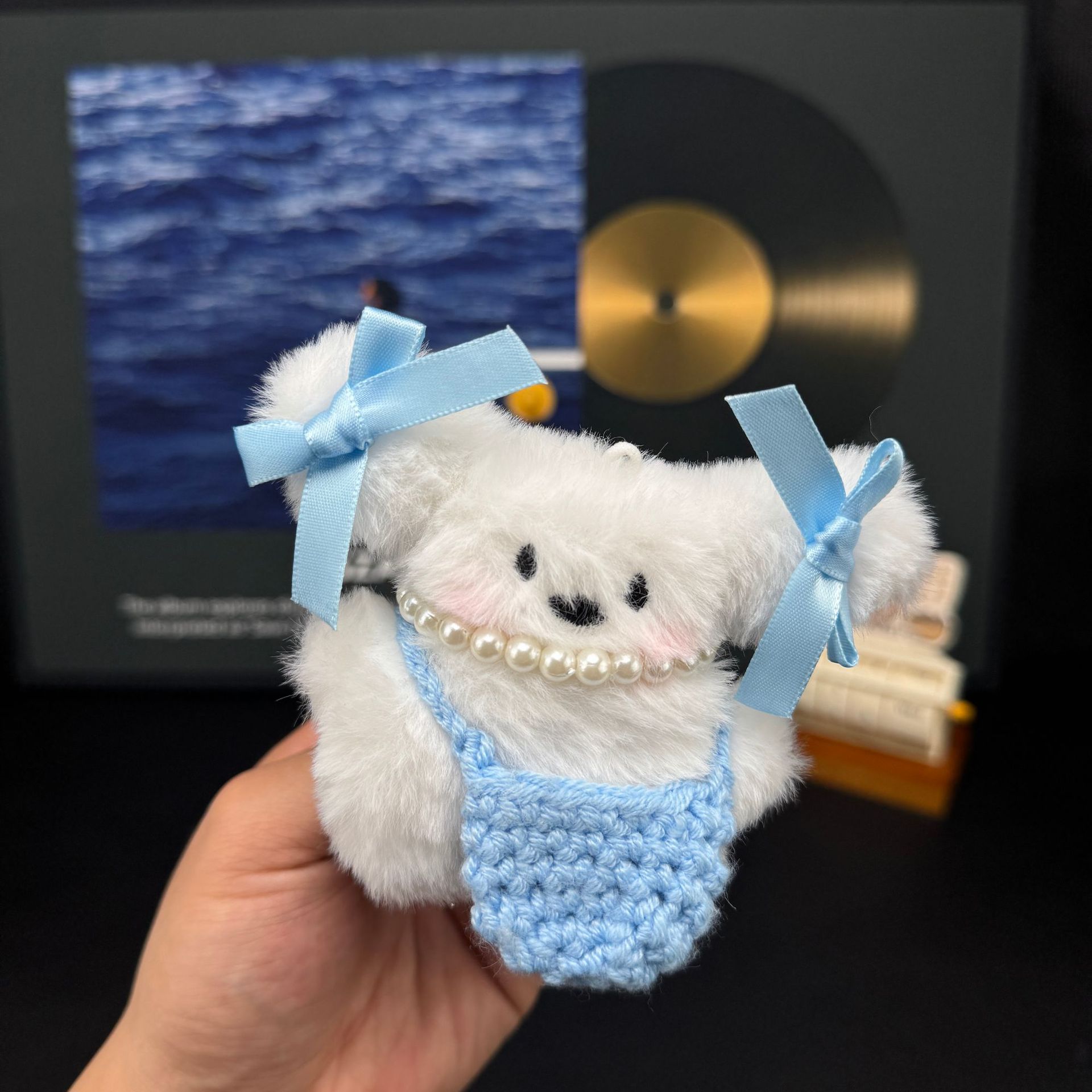 Long-eared dog [blue butterfly   pearl necklace   blue satchel]