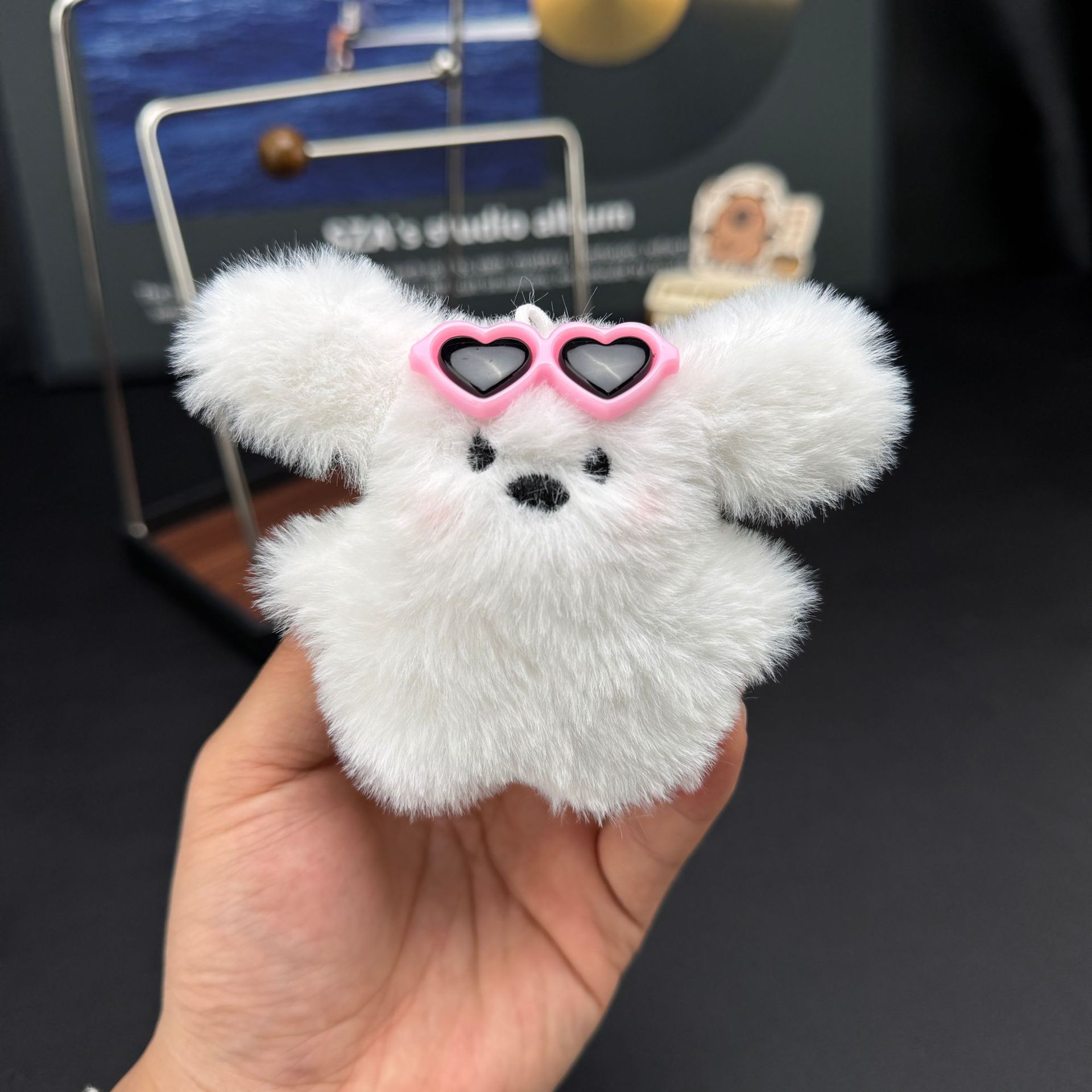 Long-eared dog [pink sunglasses]