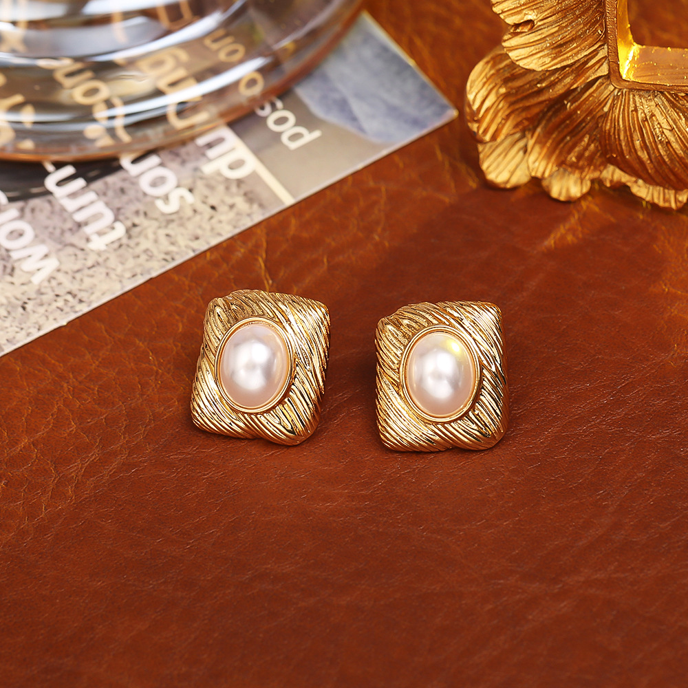Gold pearl geometric stud earrings