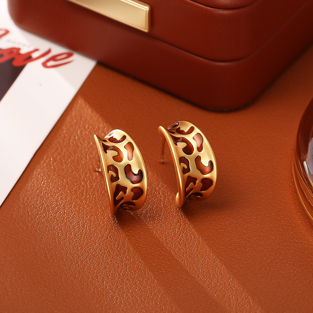 Golden C-ring leopard print ear studs