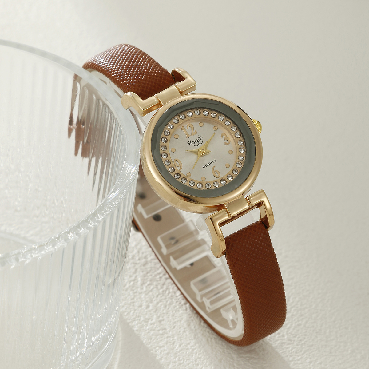 коричневый