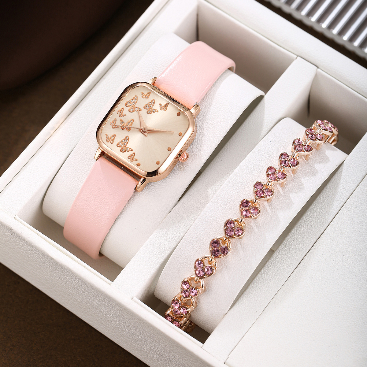 A pink single heart-shaped bracelet set