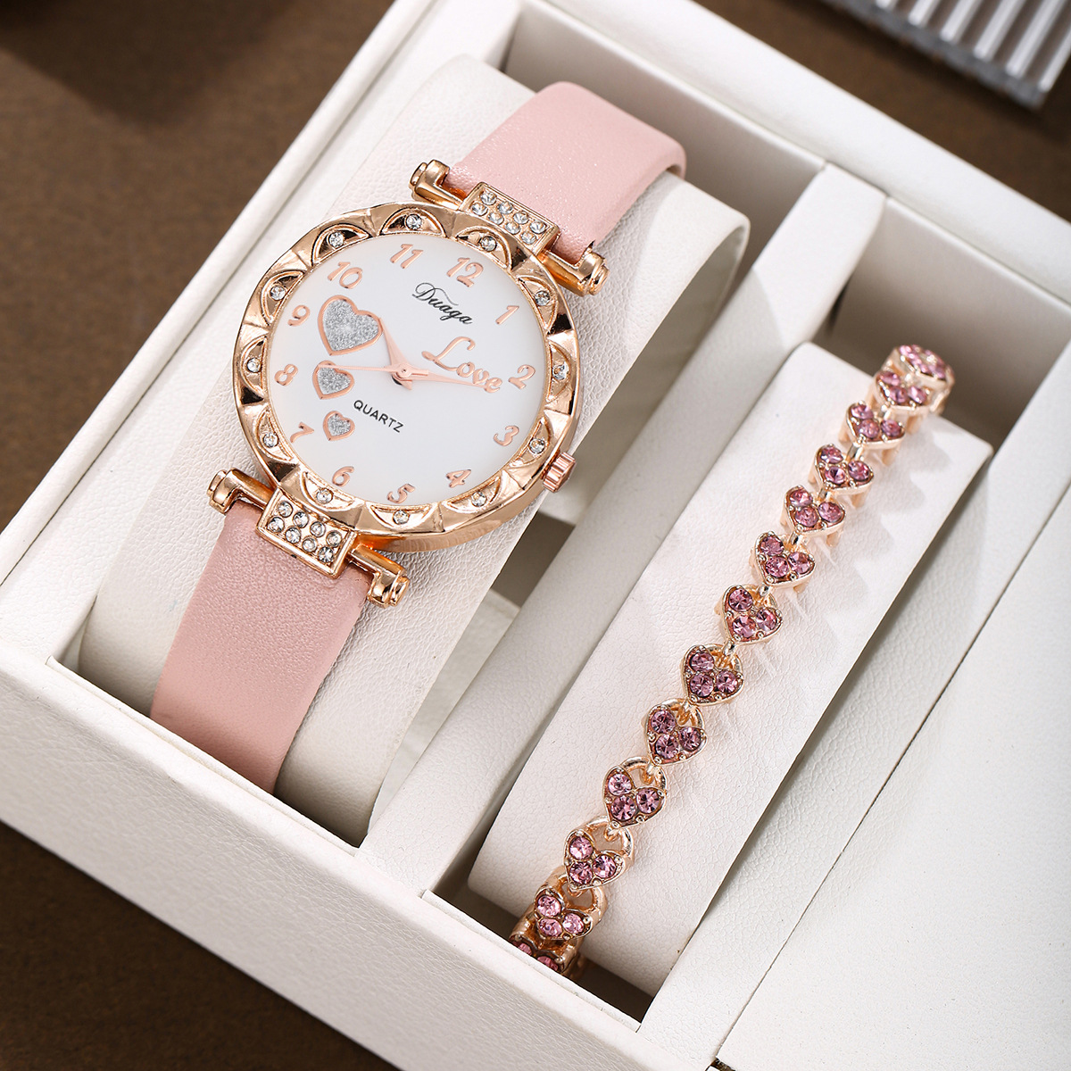 A pink single heart-shaped bracelet set