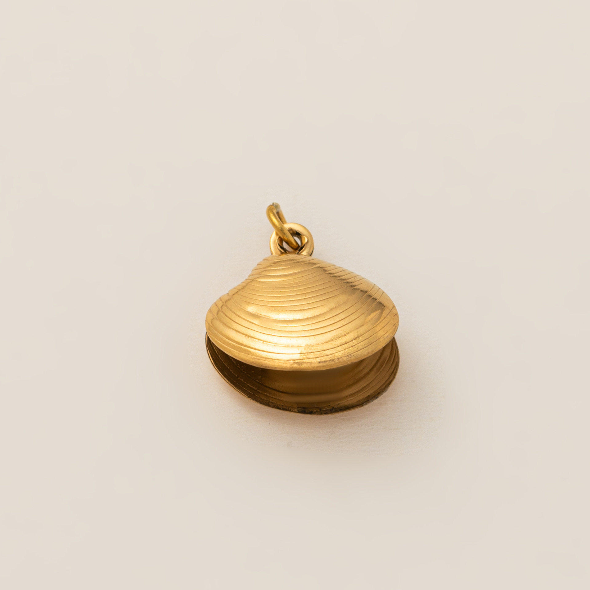 No. 2 shell pearl pendant