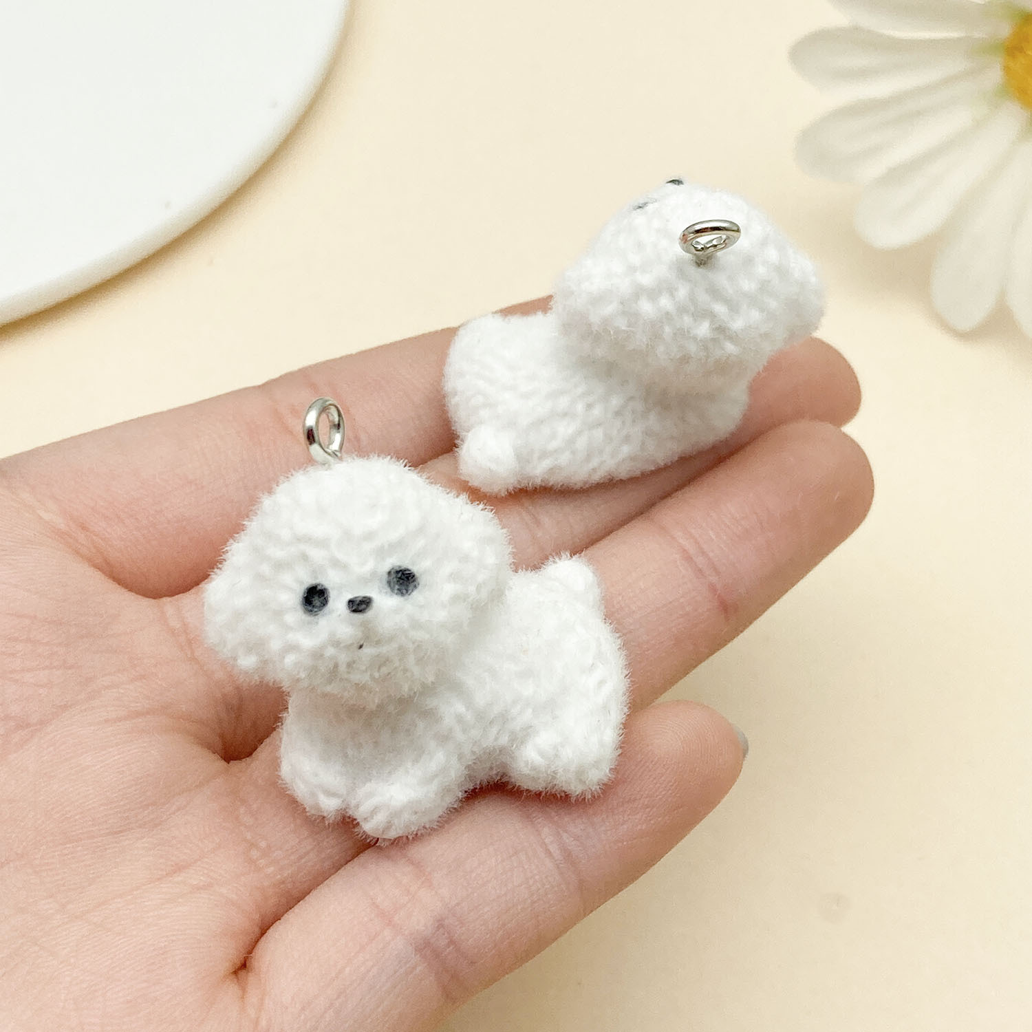 22931-1 white resin flocked animal lying on its head to the right puppy bichon frize 32x29mm-11.55g
