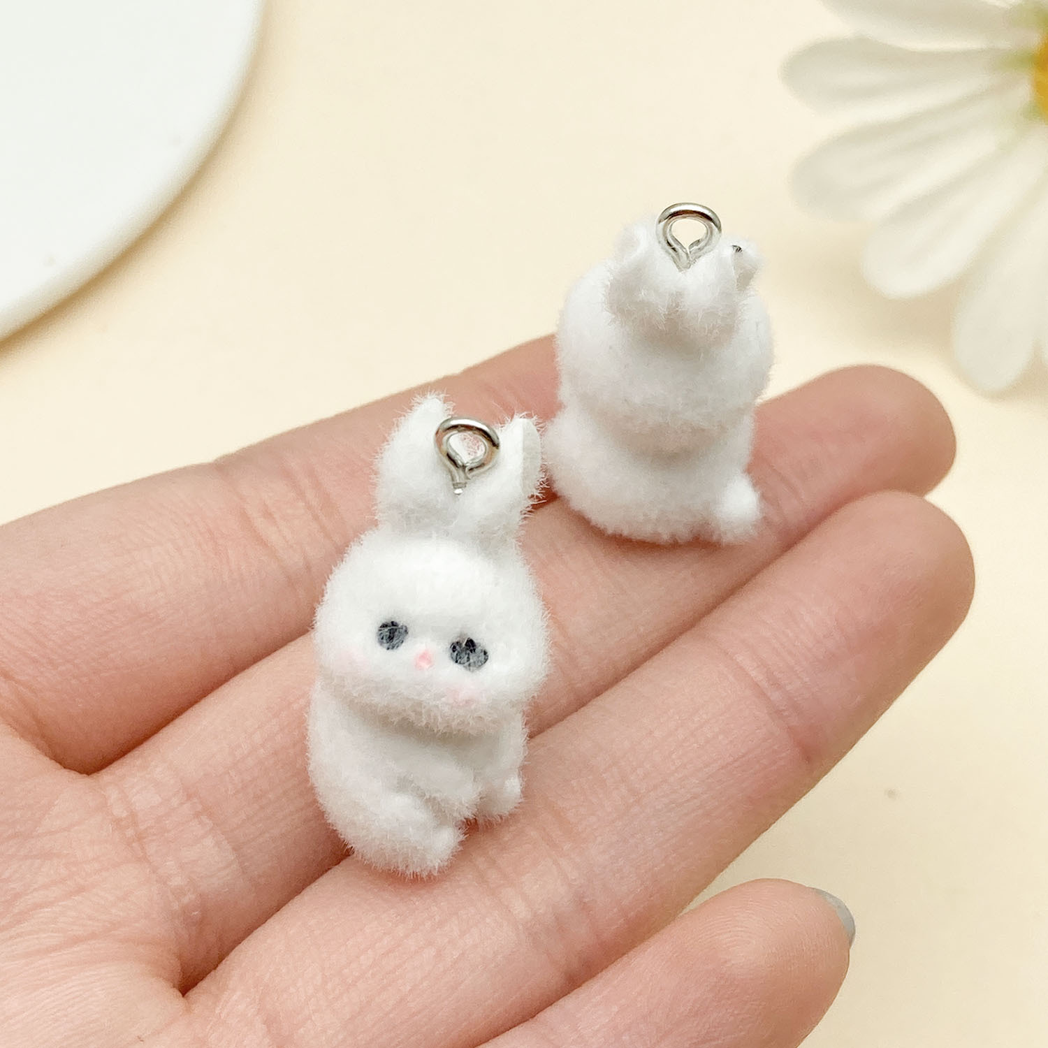 22933-1 white resin flocked animal rabbit 28x15mm-2.85g