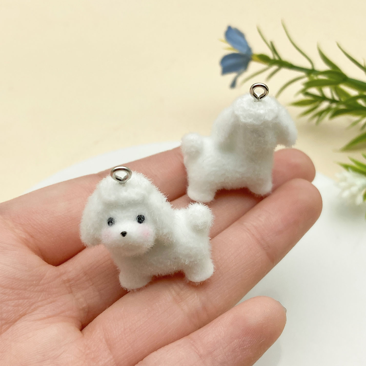 23138-1 white resin flocked animal lamb alpaca 29x25mm-4.3g