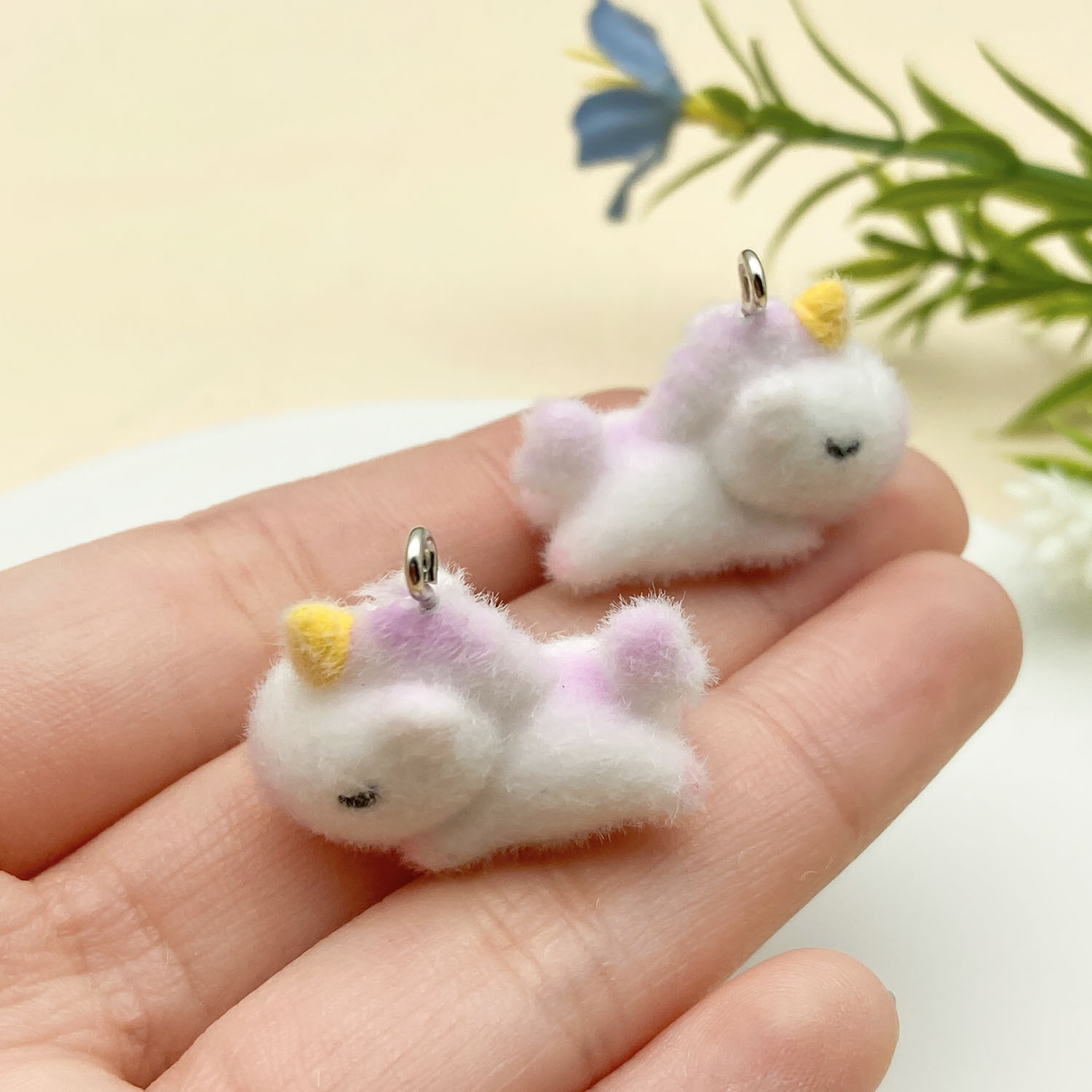 23139-1 white and pink resin flocked animal unicorn 26x21mm-2.9g