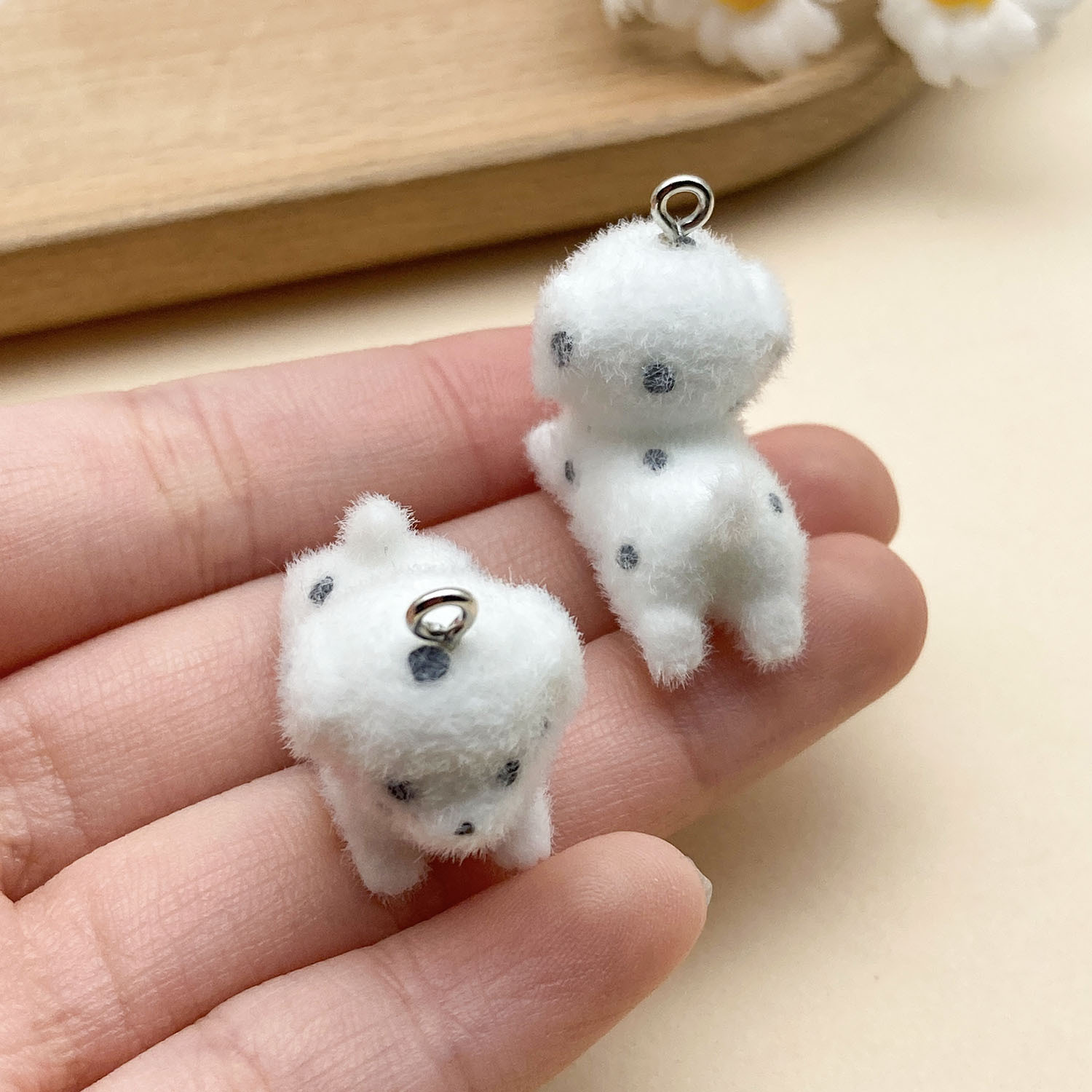 23144-1 white resin flocked animal puppy dalmatian 28x24mm-4g