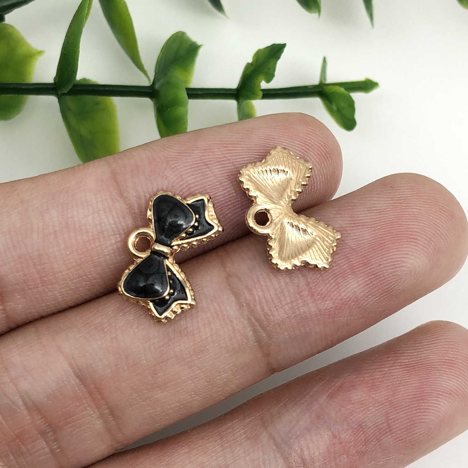 12247-1 black oil dripping zinc alloy bow 15.5x10mm-0.8g