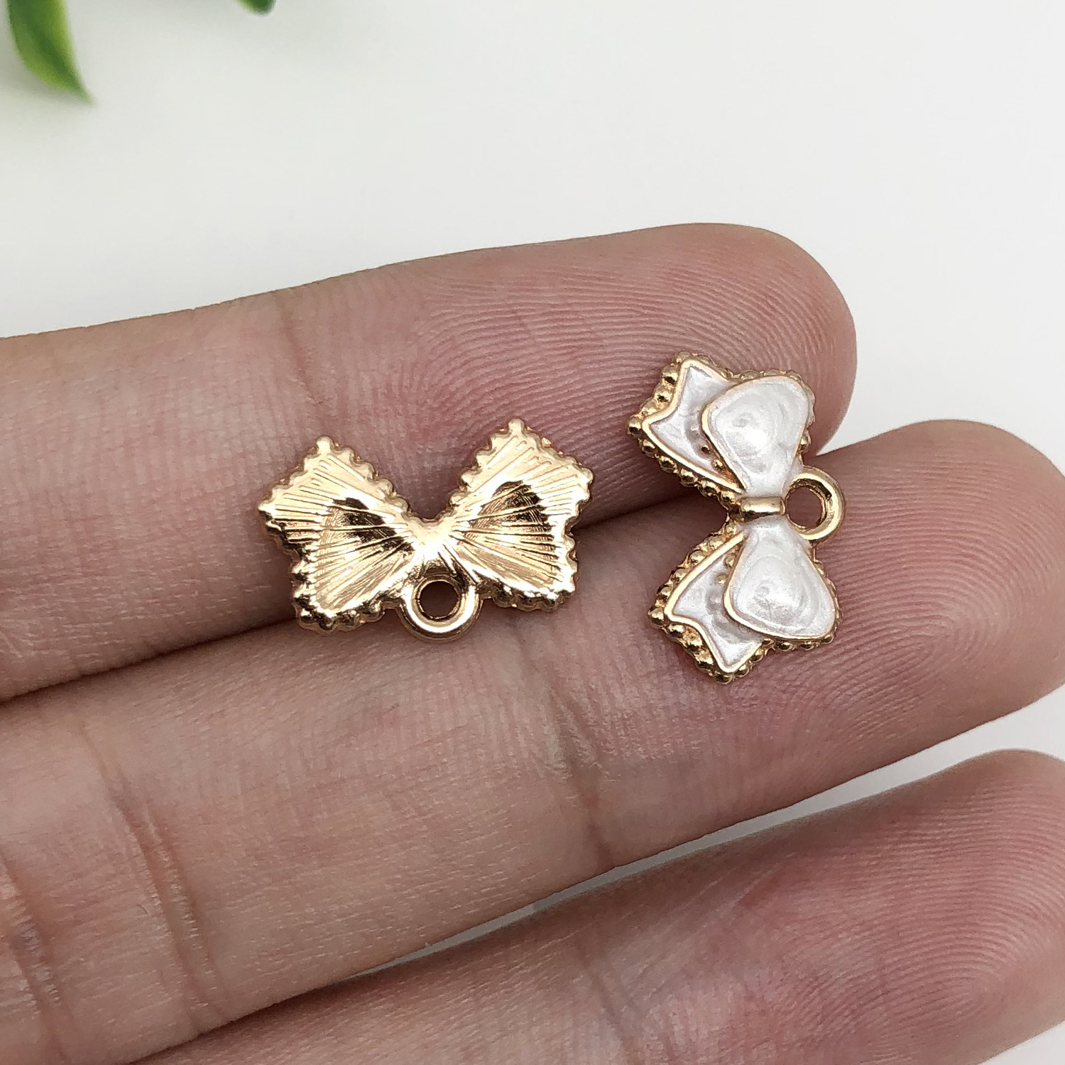 12250-1 white oil dripping zinc alloy bow 15.5x10mm-0.8g