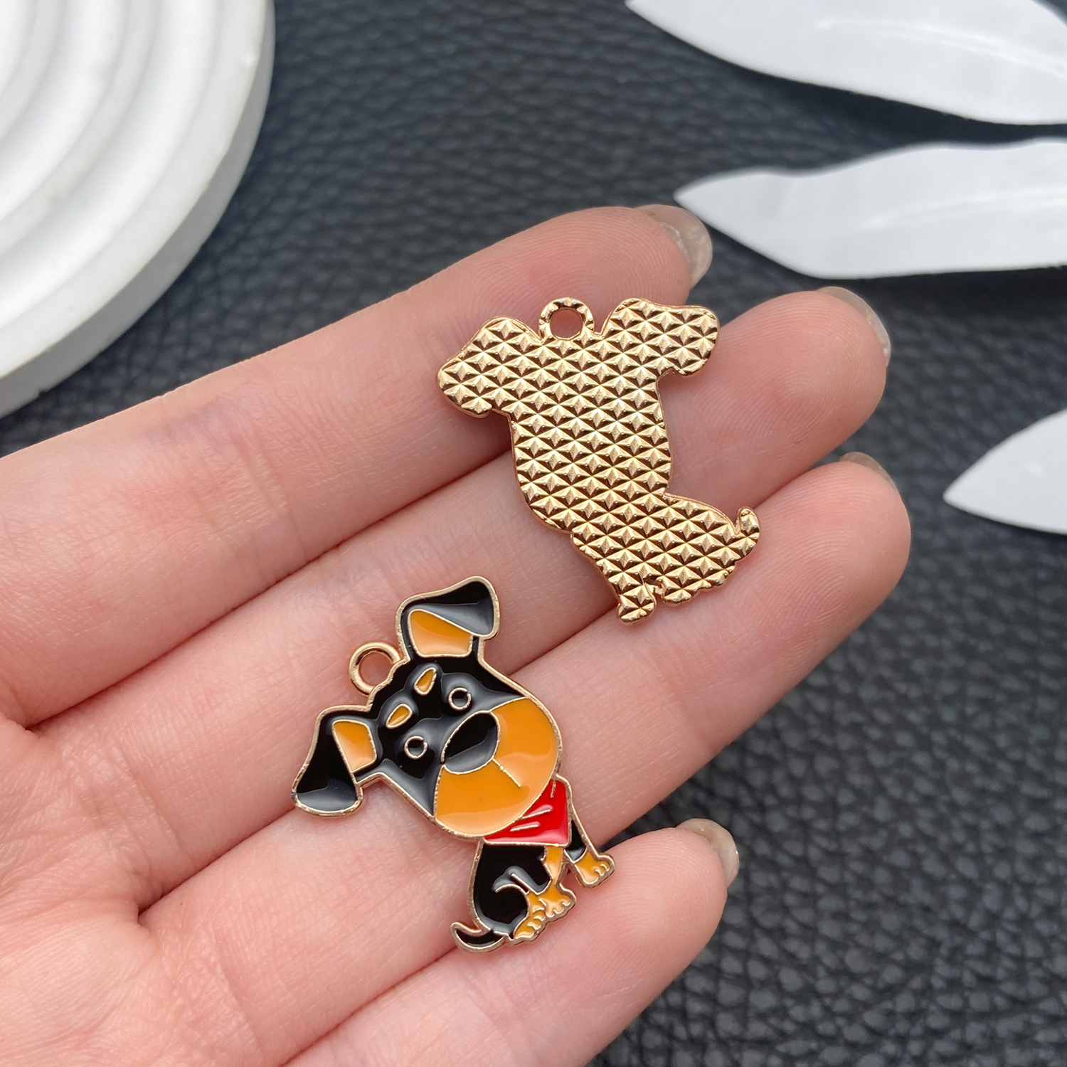 23300-1 black oil dripping zinc alloy cartoon pet dog doberman 25x21mm-1.7g